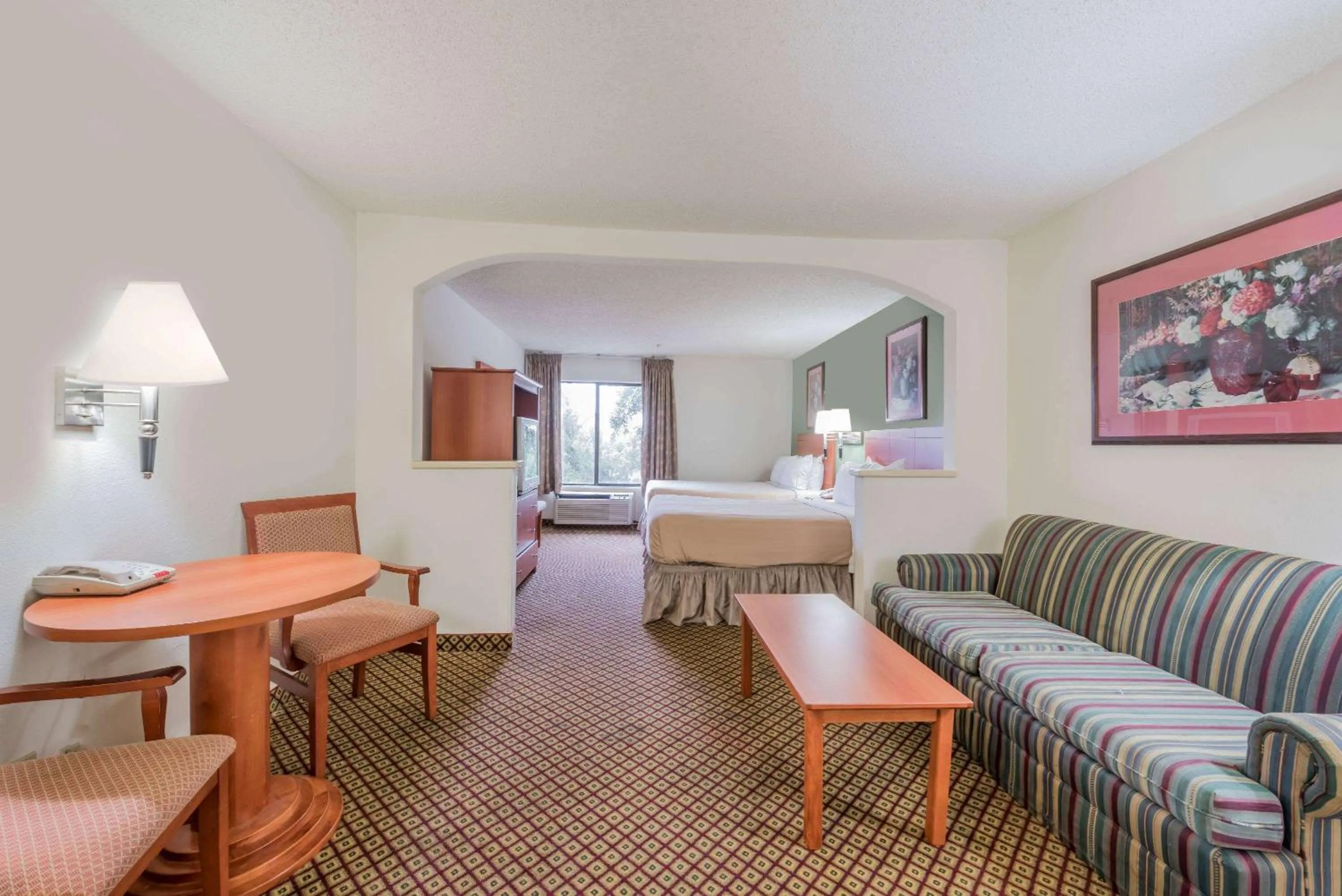 Bed in Super 8 by Wyndham Fort Worth Downtown South