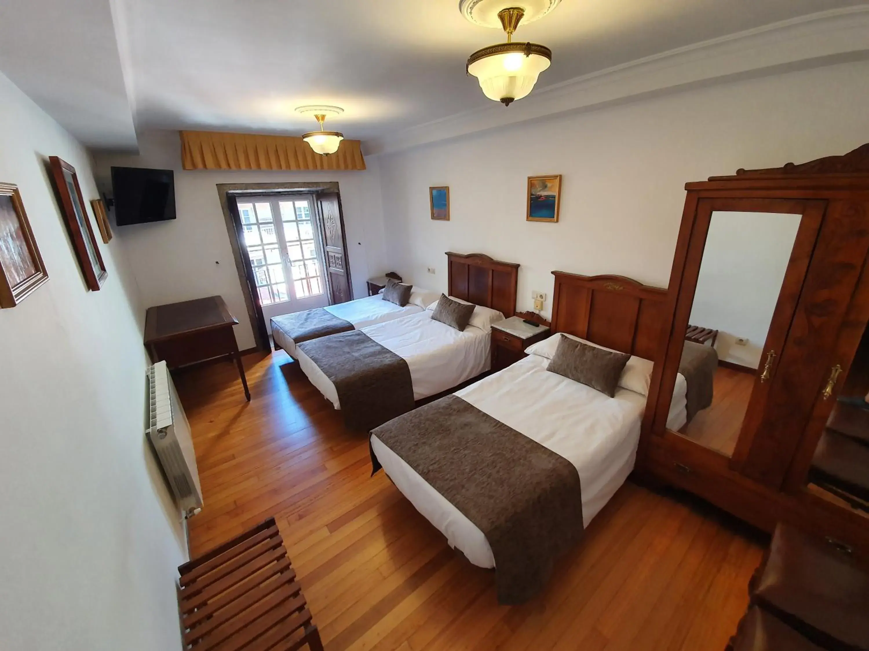 Twin Room with Extra Bed in Hostal Giadás Twin Room with Extra Bed in Hostal Giadás