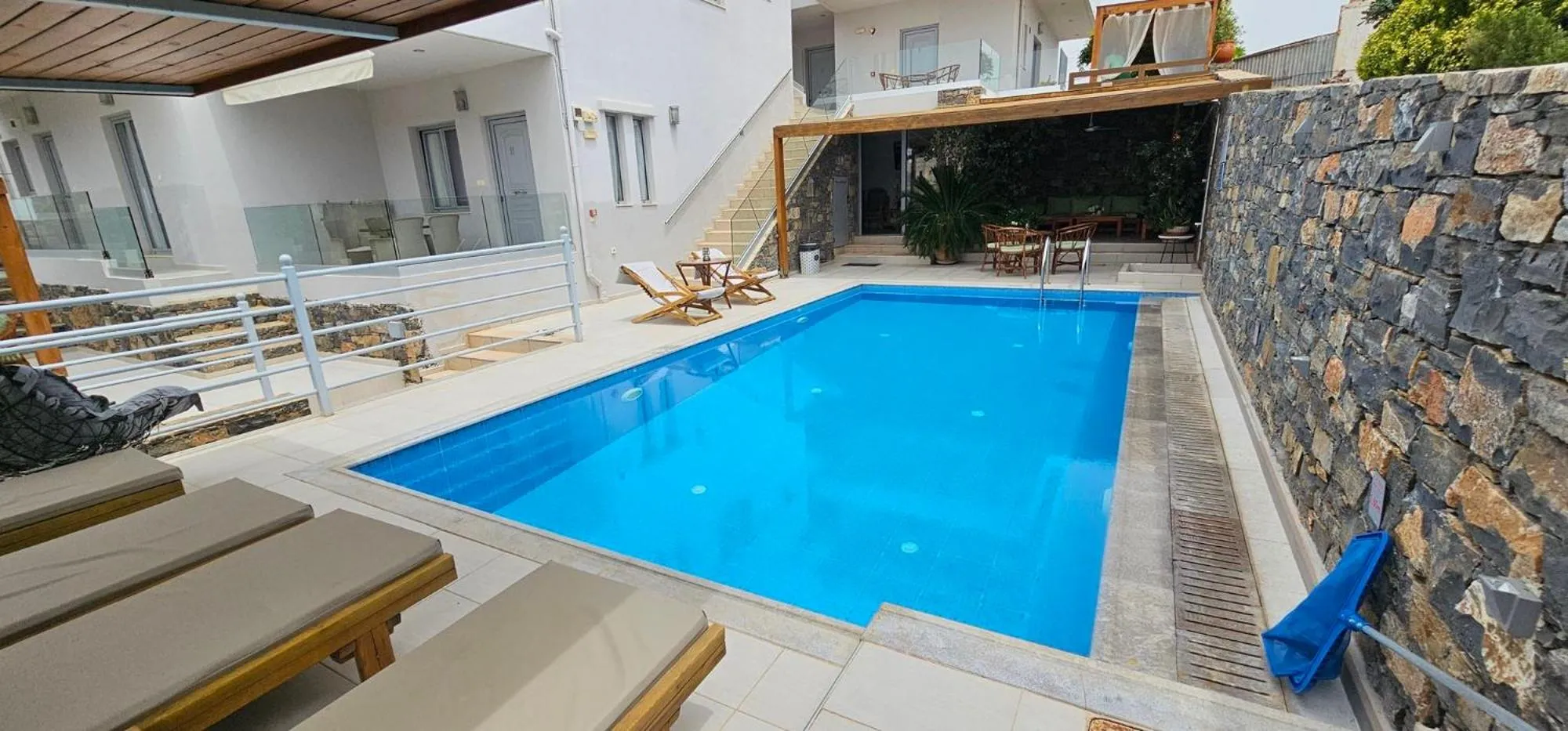 Swimming pool in Asterisuites