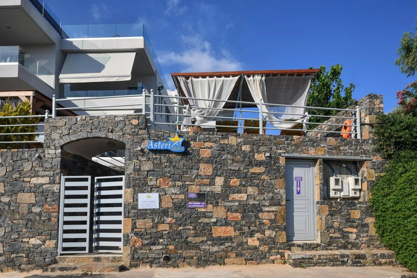 Facade/entrance in Asterisuites