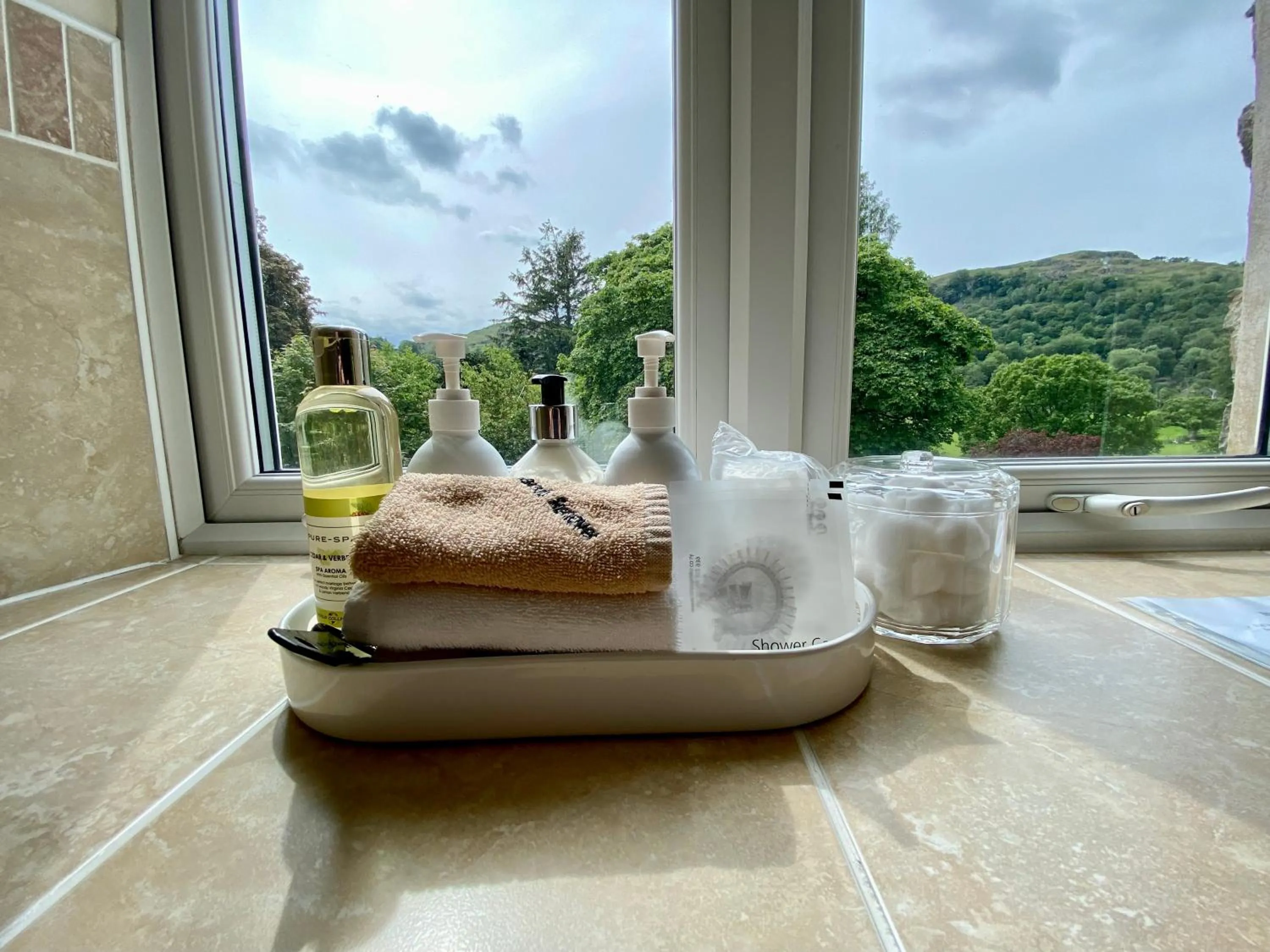 Bathroom in Crow How Country Guest House
