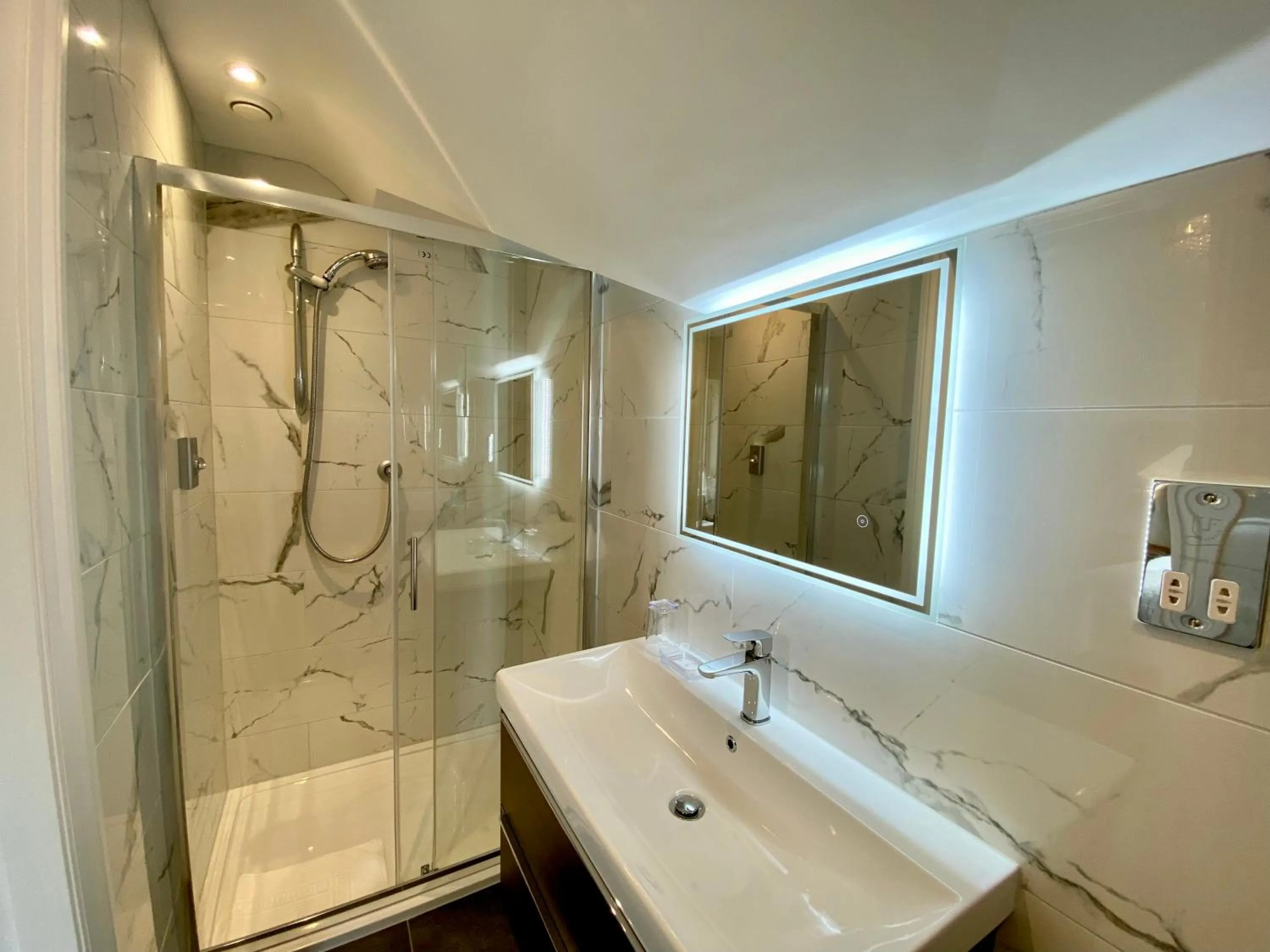 Bathroom in Crow How Country Guest House