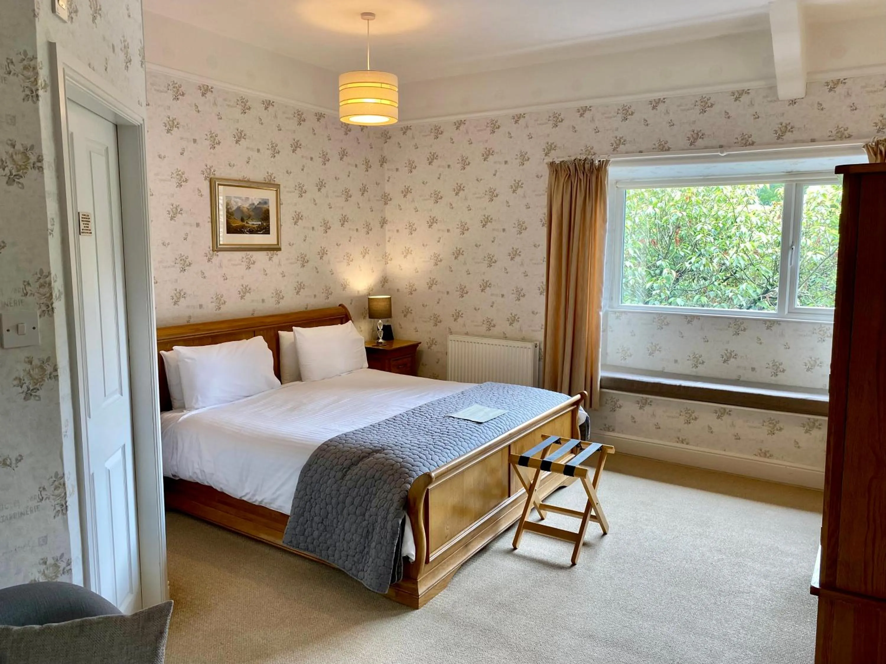 Bedroom, Bed in Crow How Country Guest House