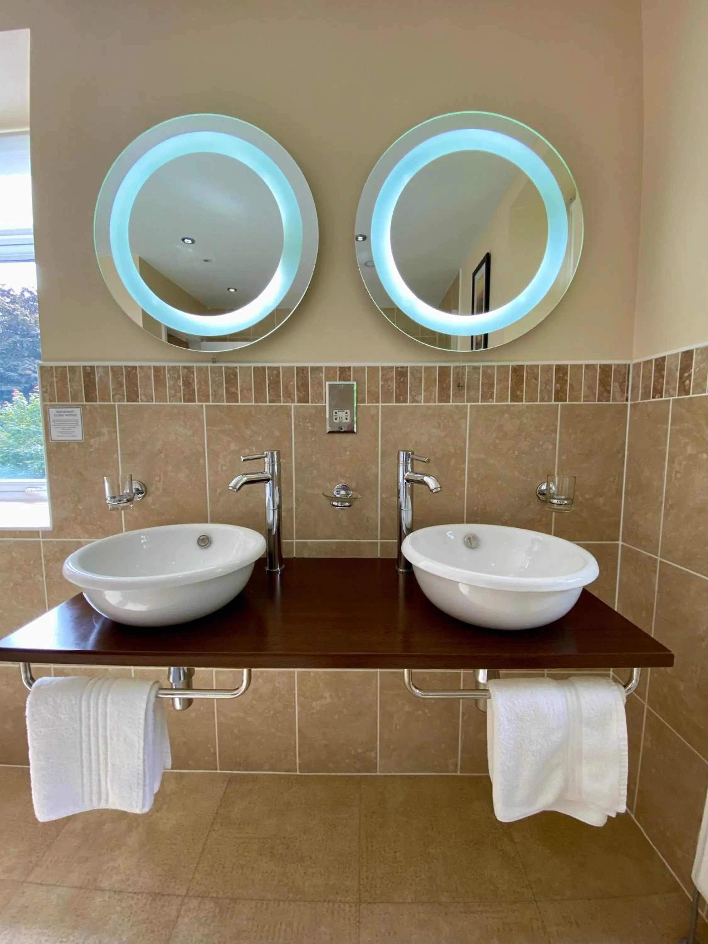 Bathroom in Crow How Country Guest House