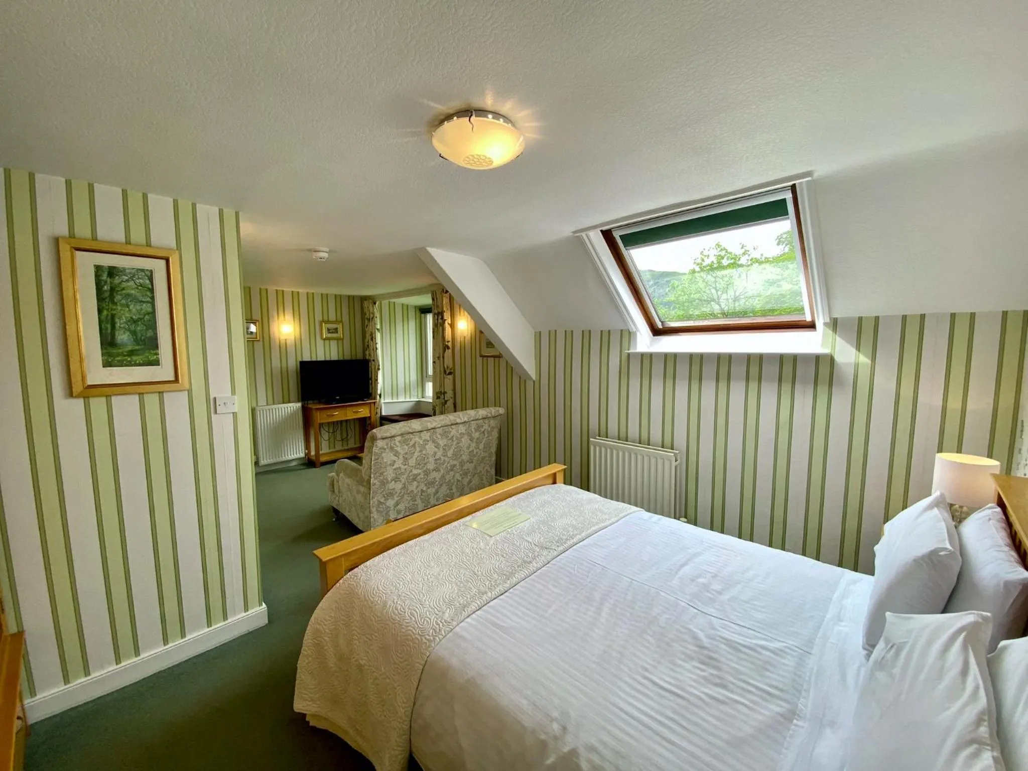 Bedroom, Bed in Crow How Country Guest House