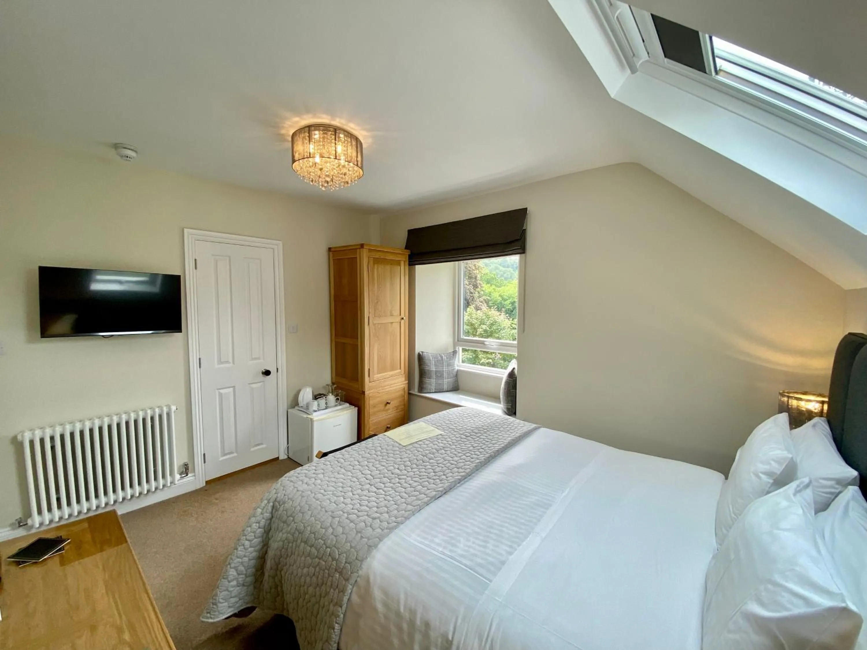 Bedroom, Bed in Crow How Country Guest House