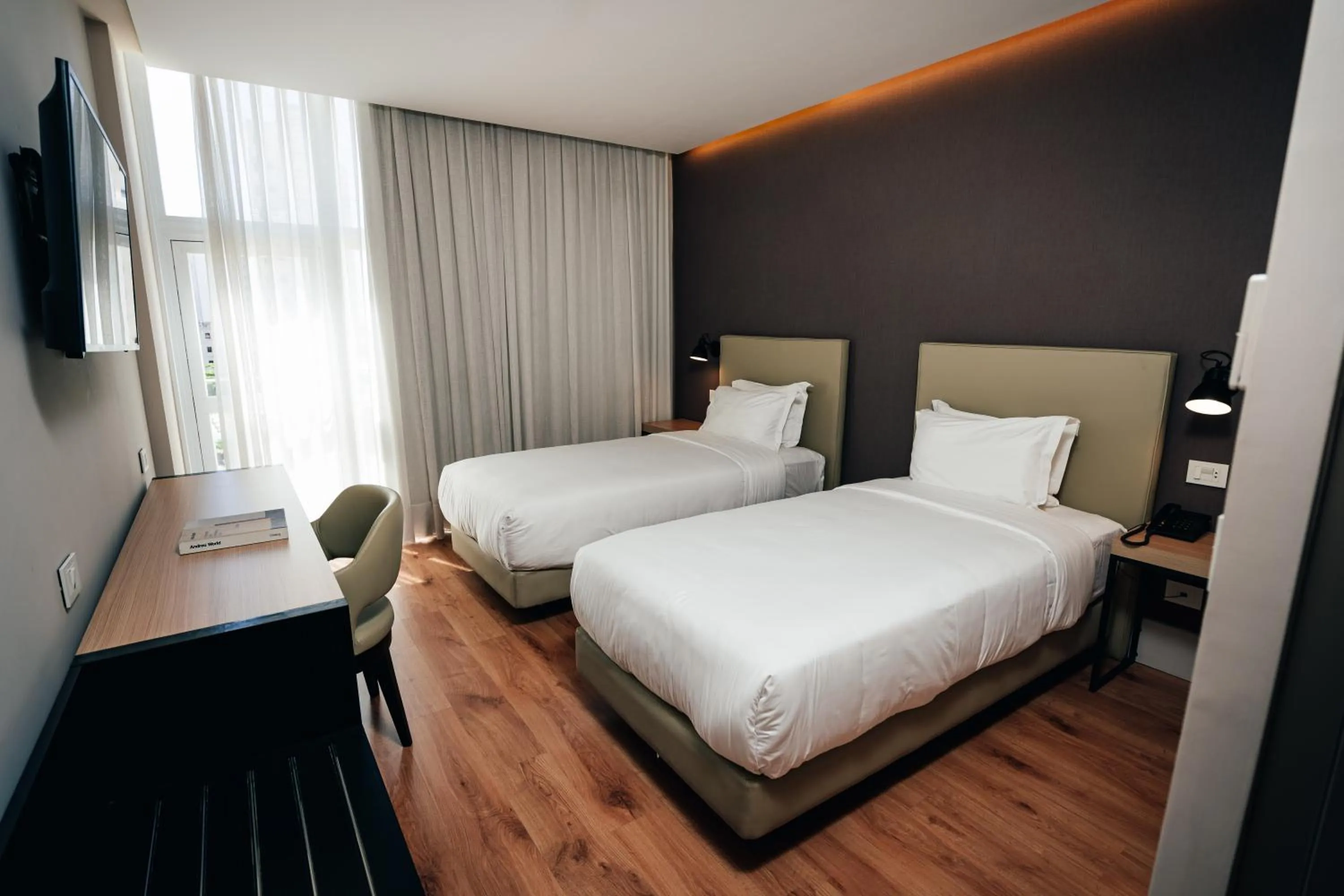 Standard Twin Room in Palmaroga Hotel Asuncion, Tapestry Collection by Hilton