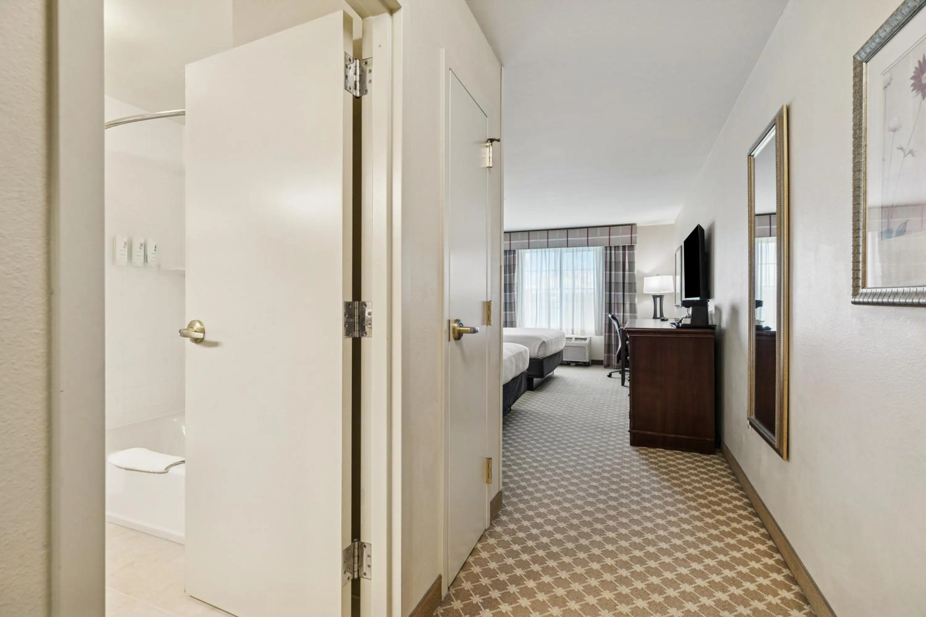 Bed in Country Inn & Suites by Radisson, Covington, LA