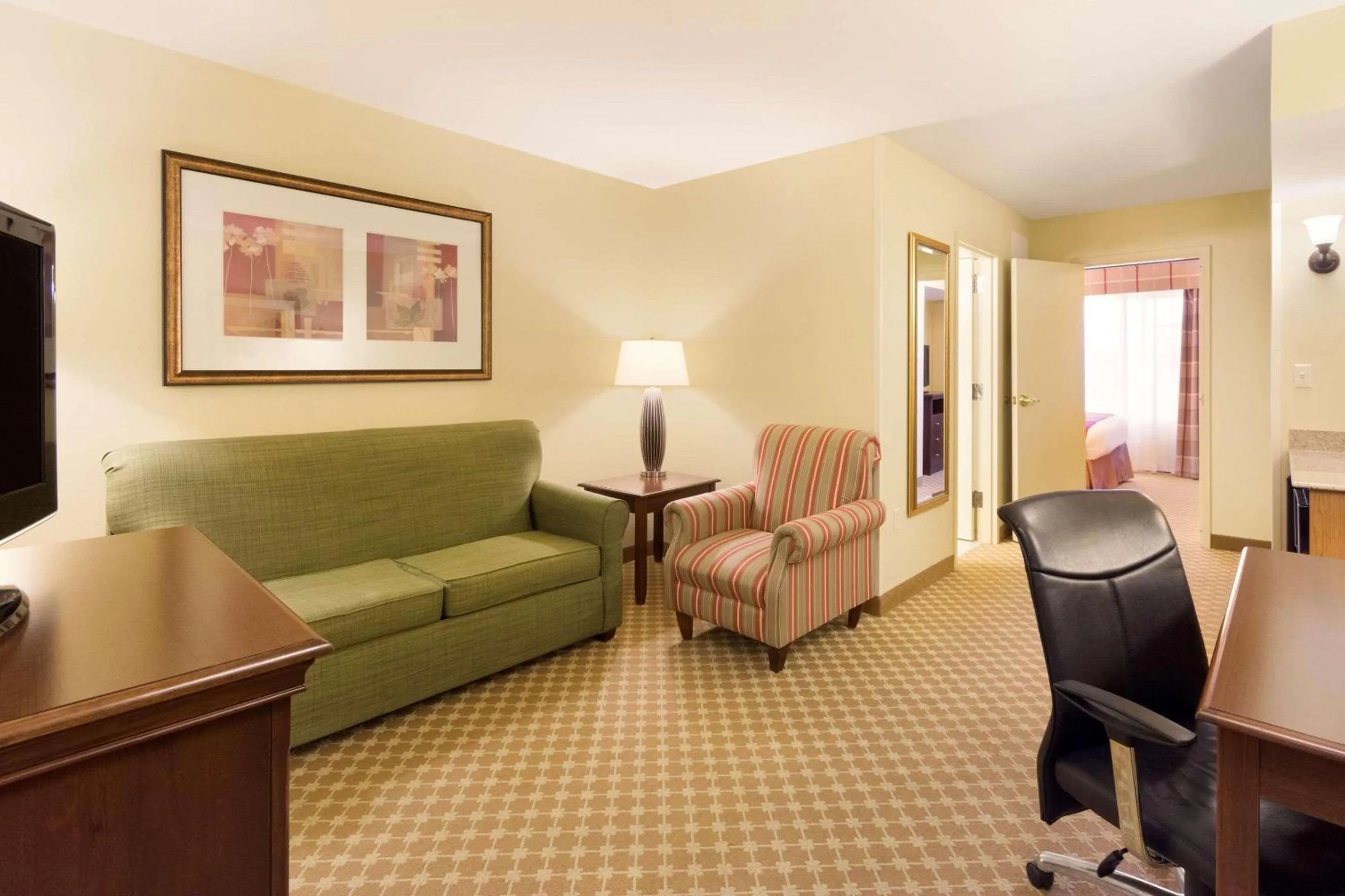 One-Bedroom King Suite - Disability Access/Non-Smoking in Country Inn & Suites by Radisson, Covington, LA