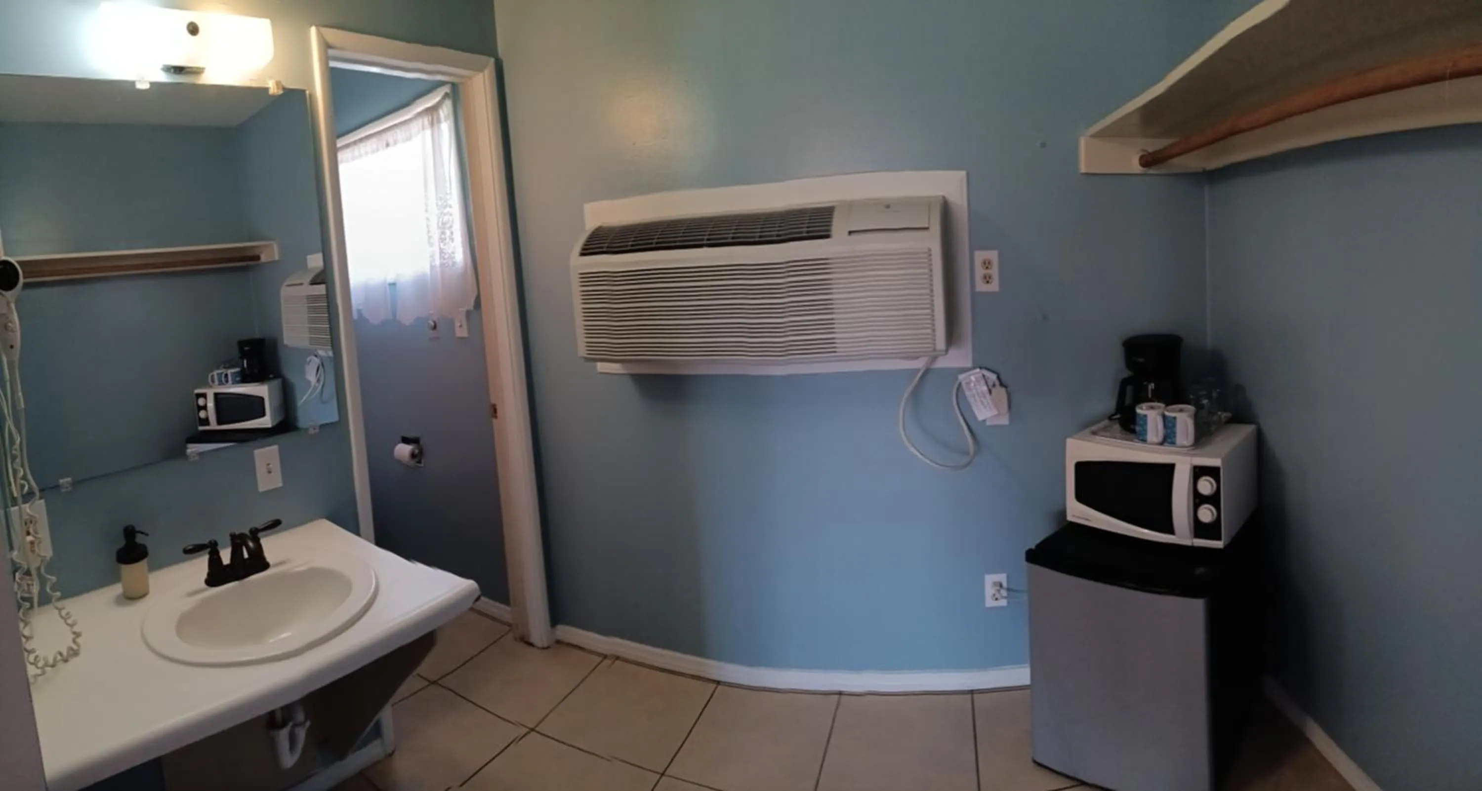 Bathroom in El Rancho Motel