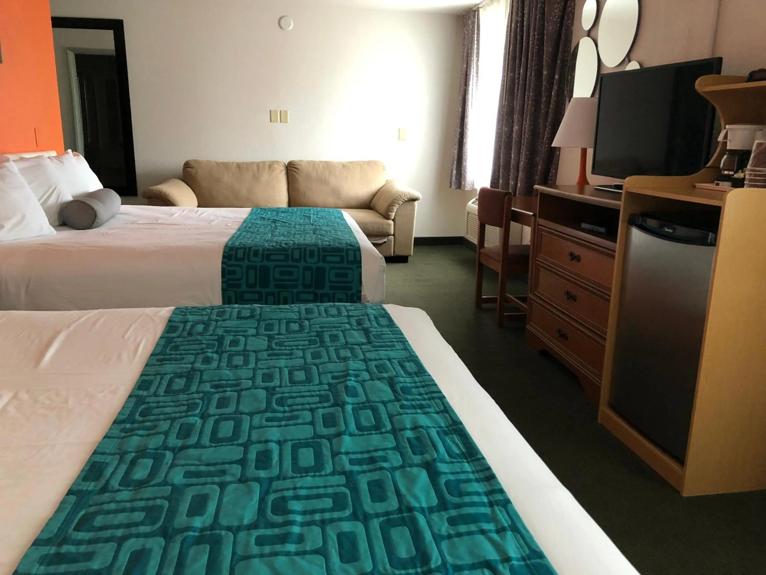 Bed in Howard Johnson by Wyndham Salem