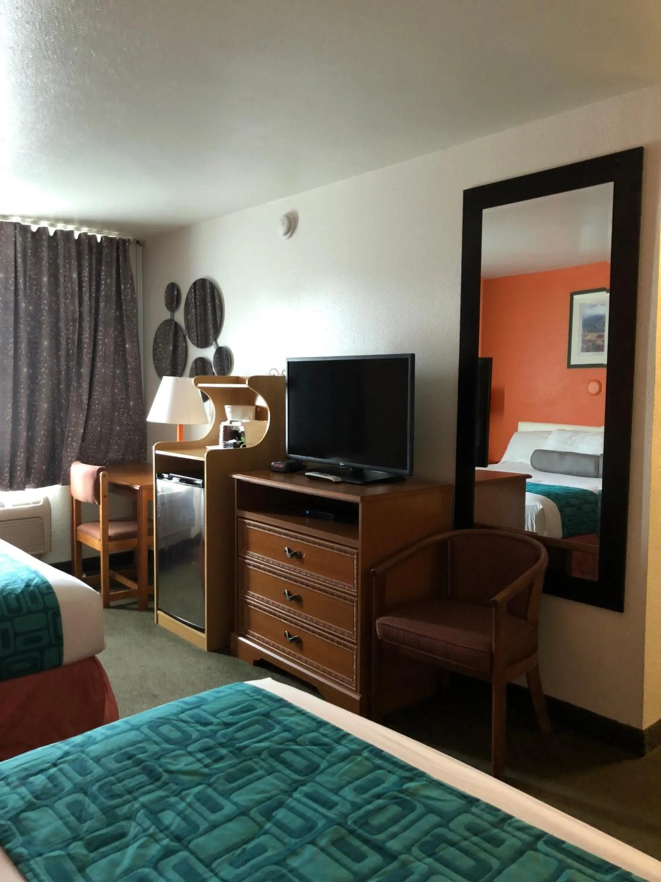 Bed in Howard Johnson by Wyndham Salem