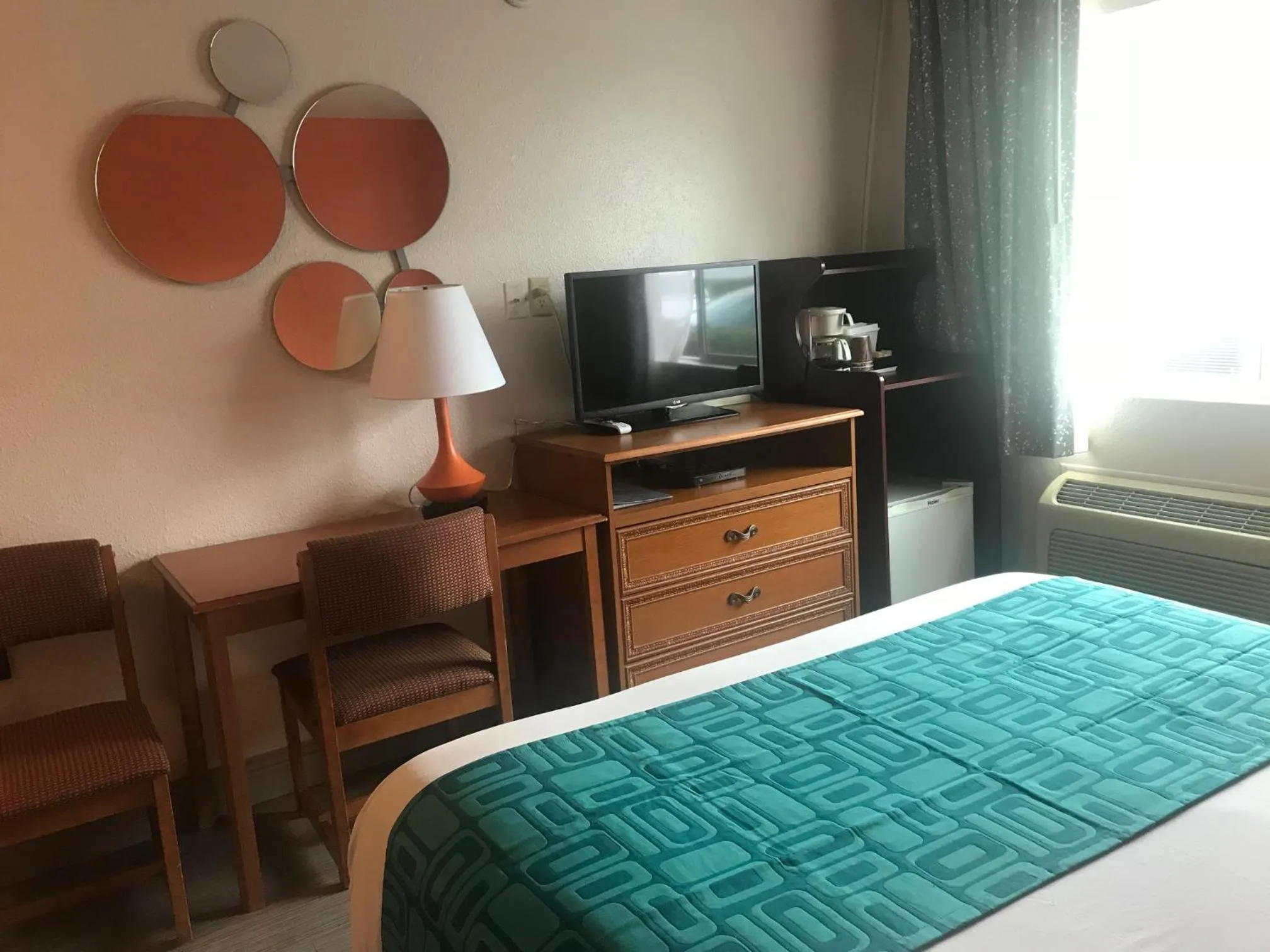 Bed in Howard Johnson by Wyndham Salem