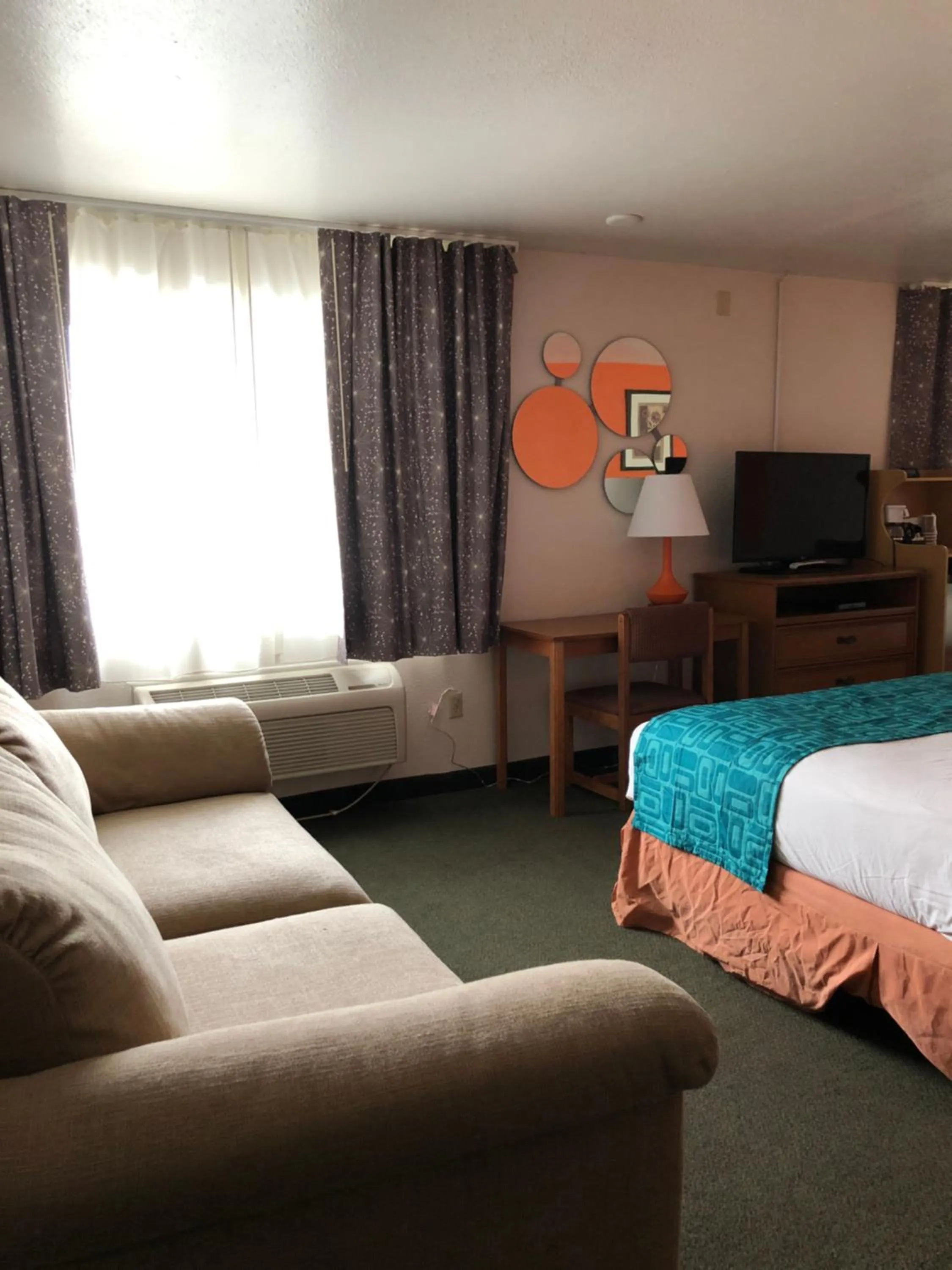 Bed in Howard Johnson by Wyndham Salem