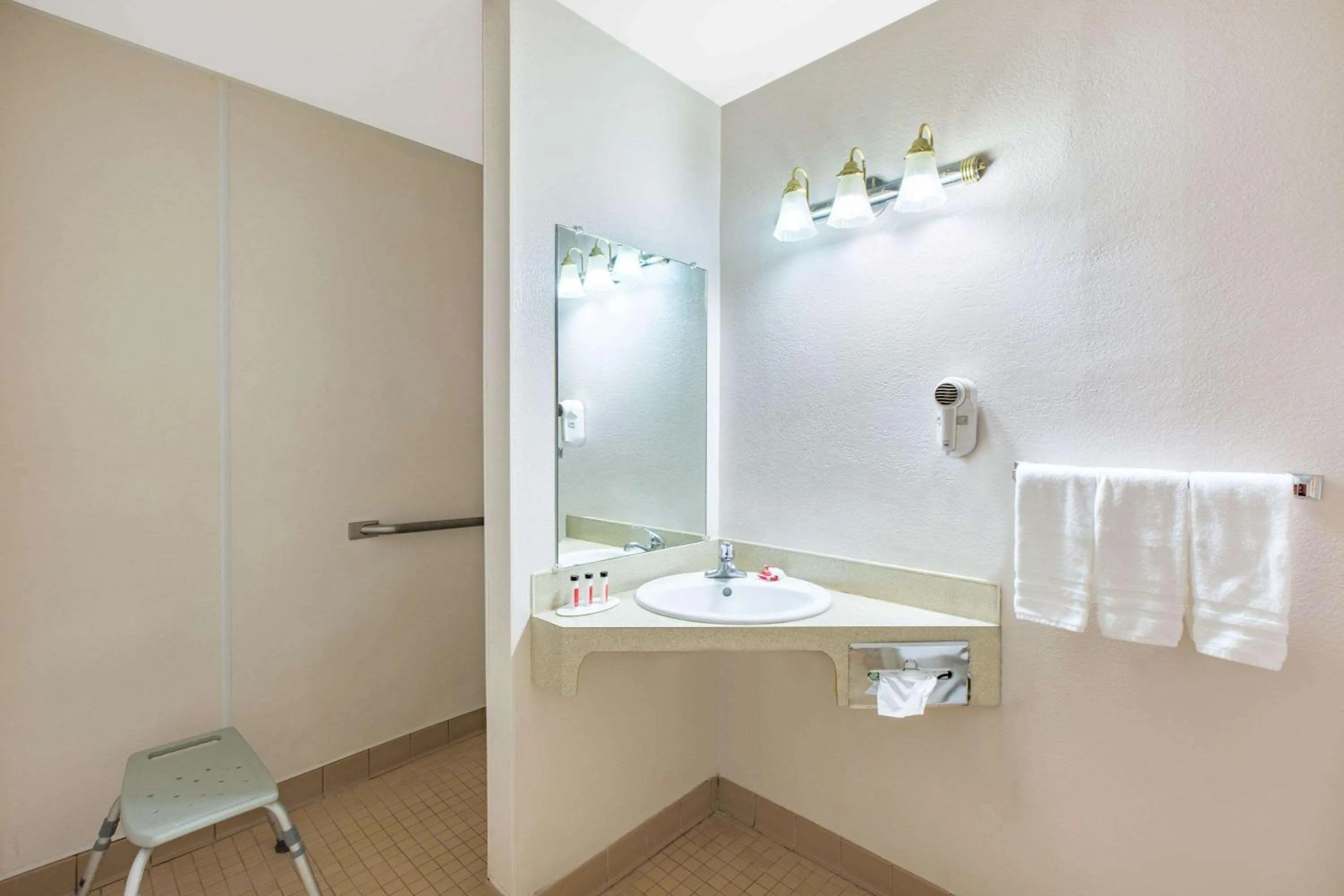 Bathroom in Howard Johnson by Wyndham Salem