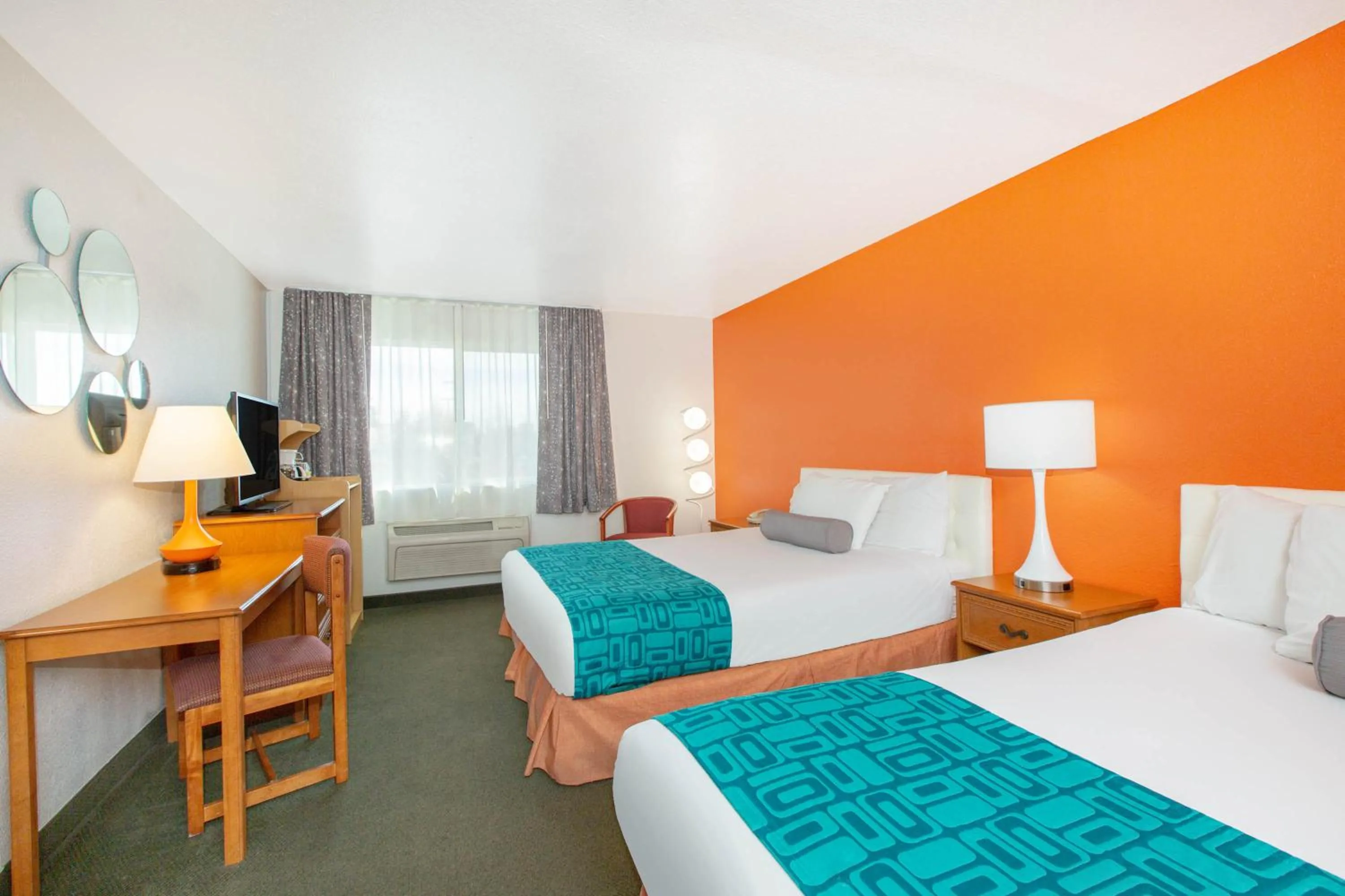 Bed in Howard Johnson by Wyndham Salem