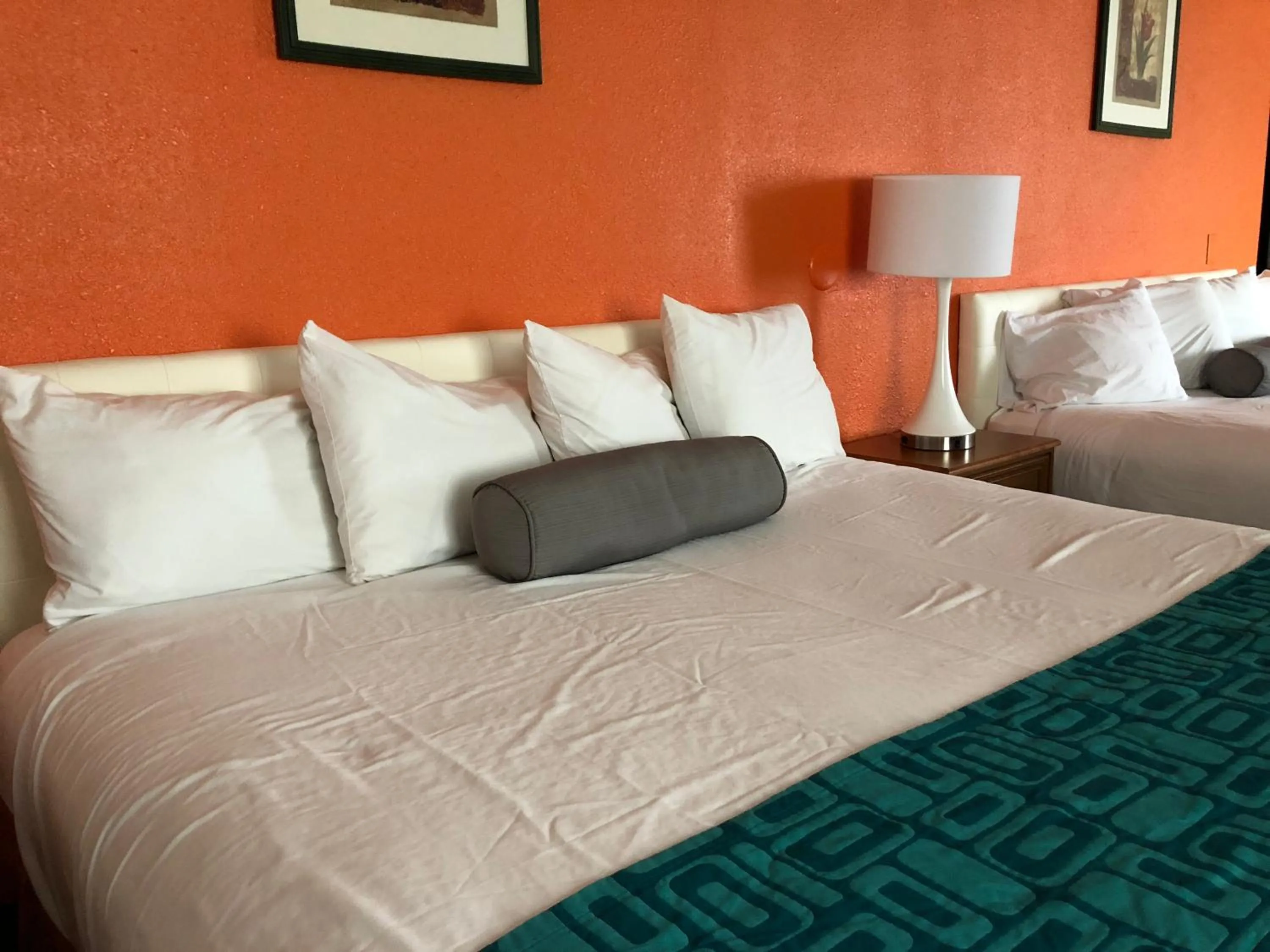 Bed in Howard Johnson by Wyndham Salem