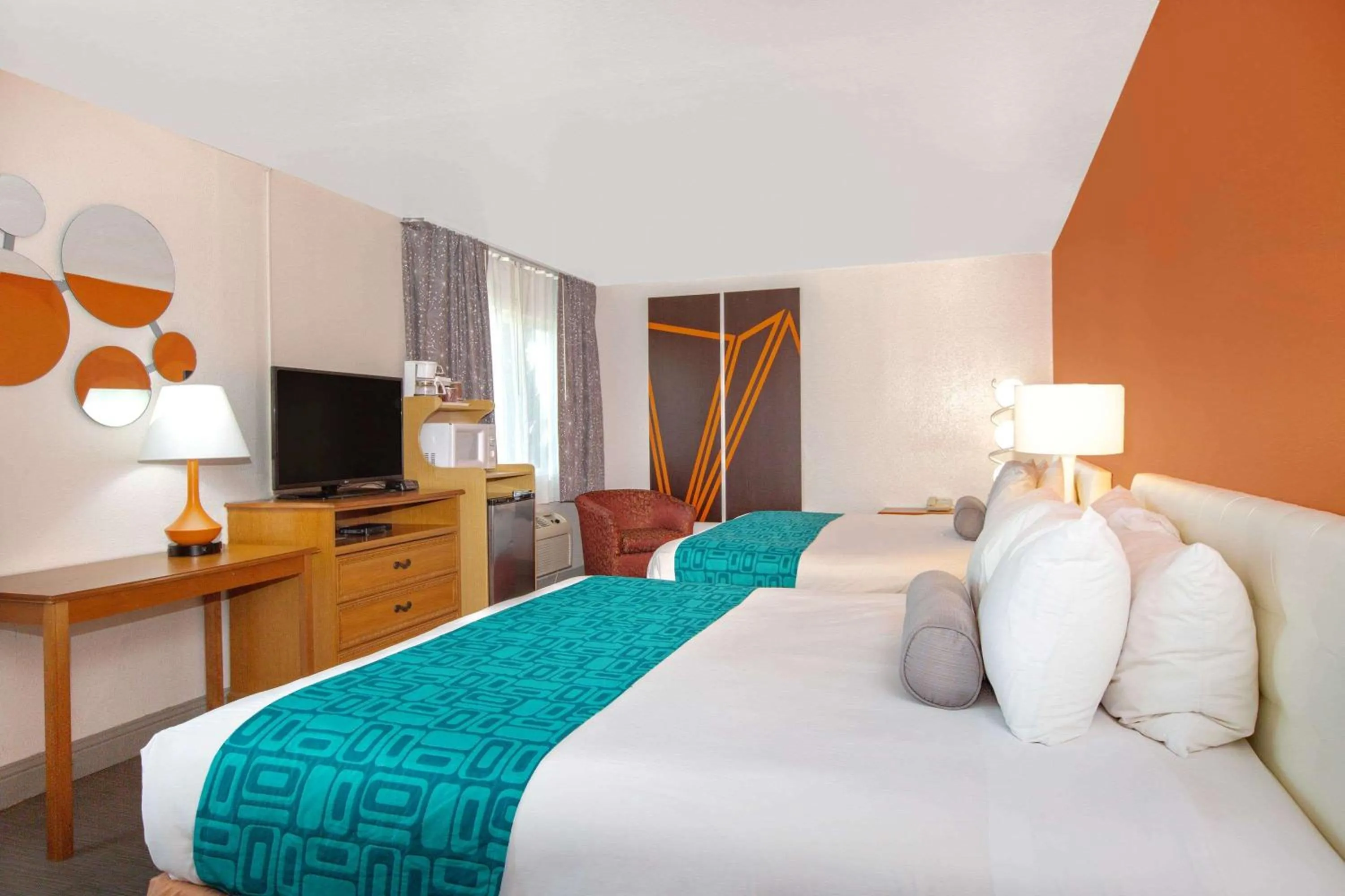 Photo of the whole room, Bed in Howard Johnson by Wyndham Salem