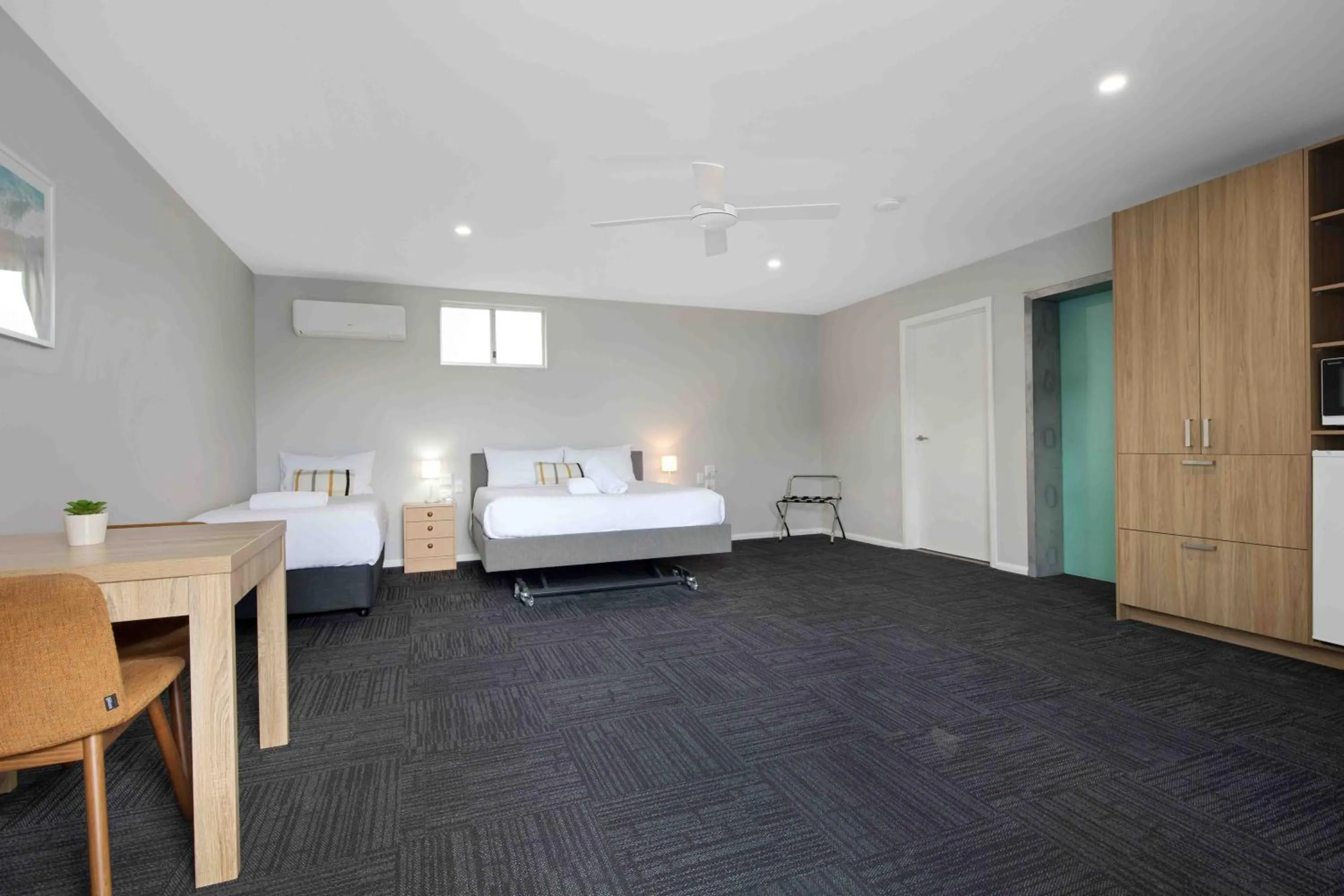 Photo of the whole room, Bed in Hive Hotel, Moruya