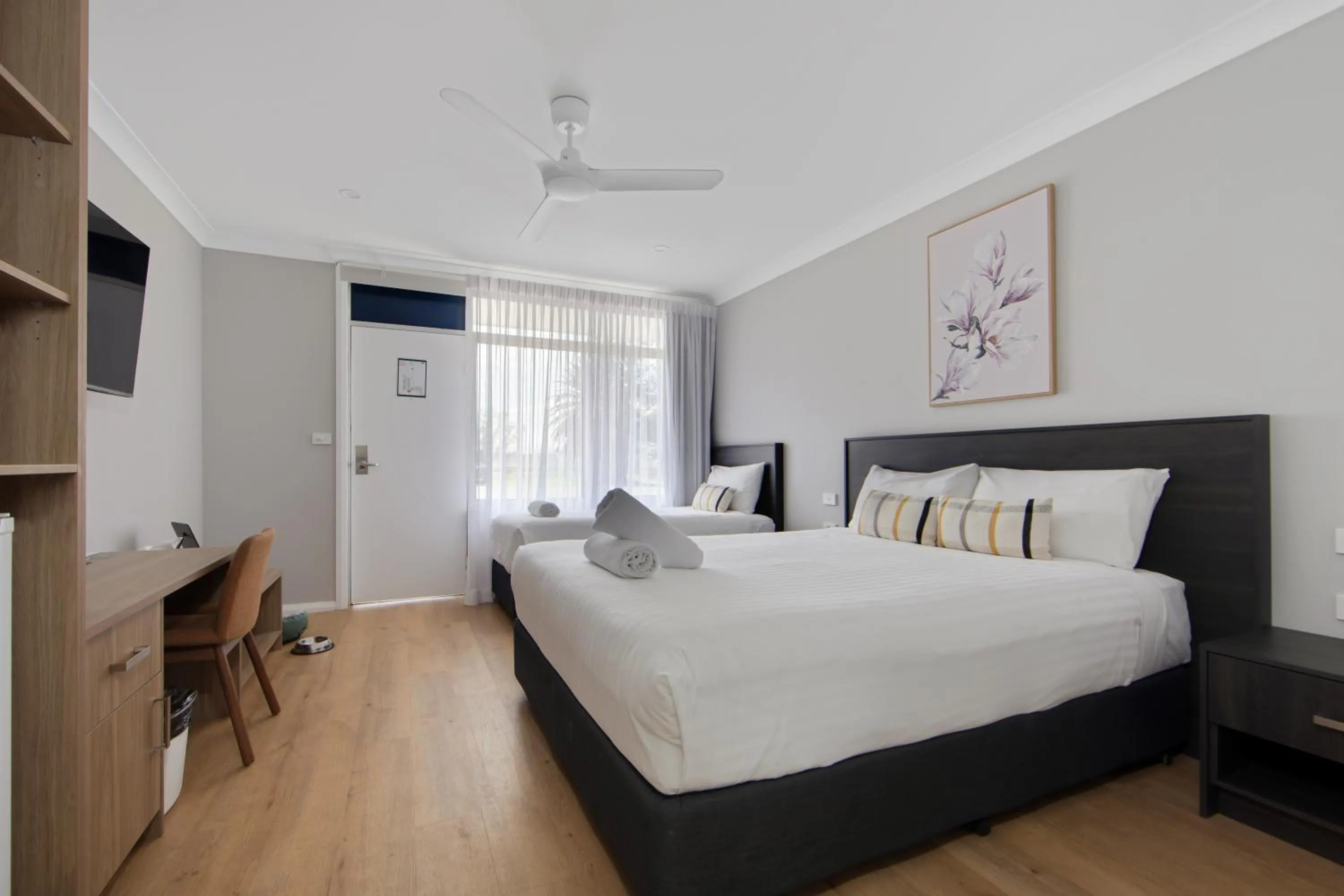 Photo of the whole room, Bed in Hive Hotel, Moruya