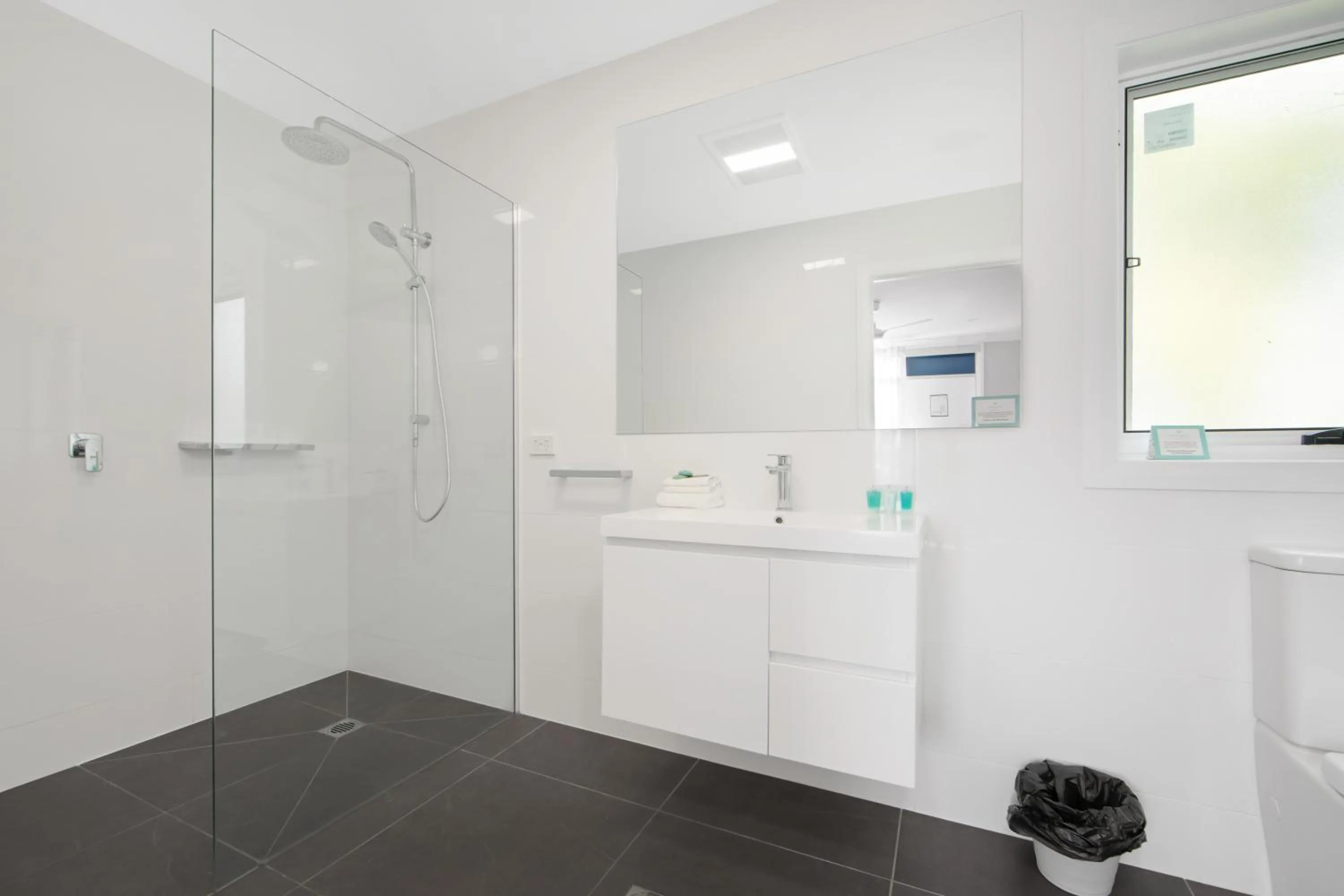 Shower in Hive Hotel, Moruya