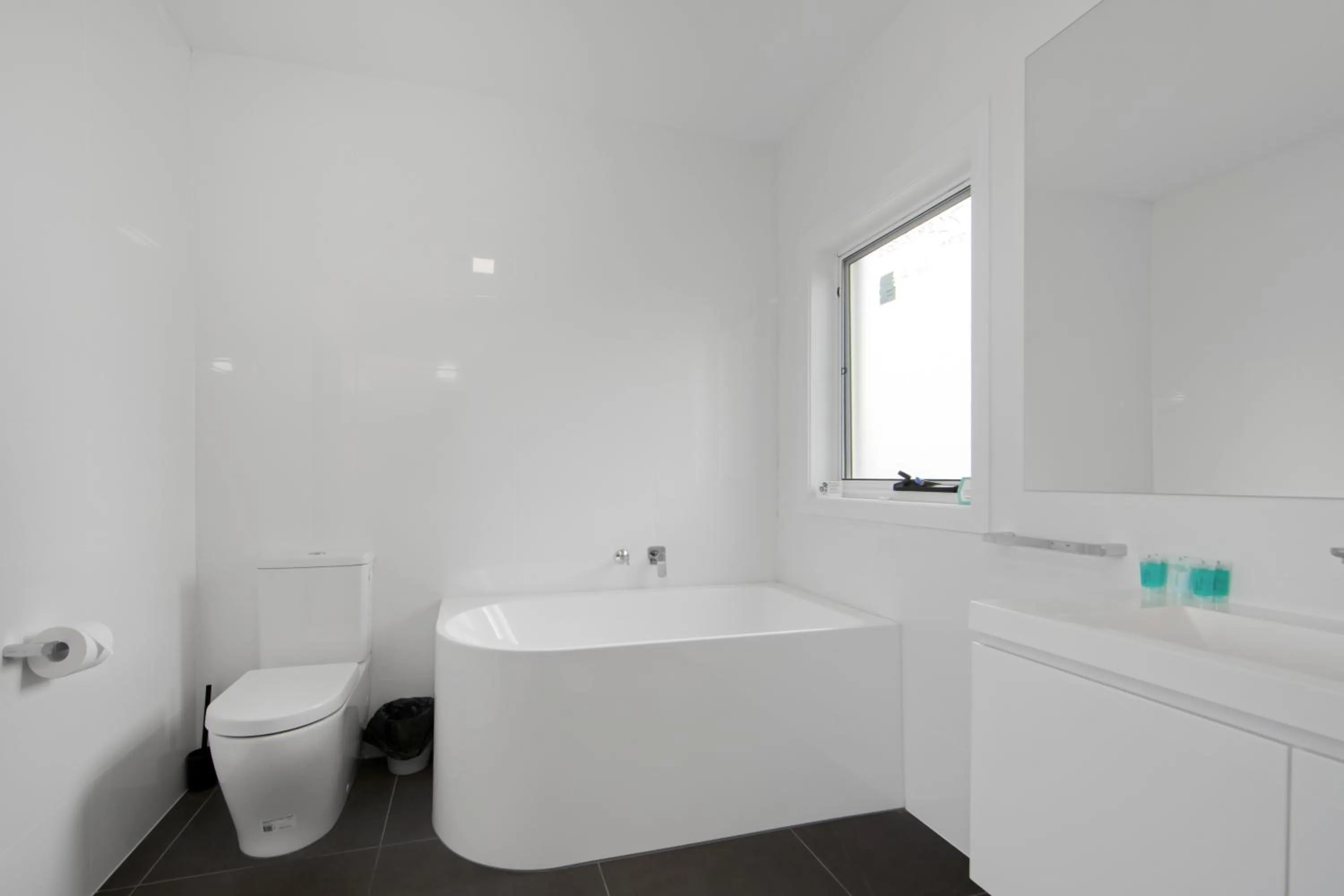 Toilet in Hive Hotel, Moruya