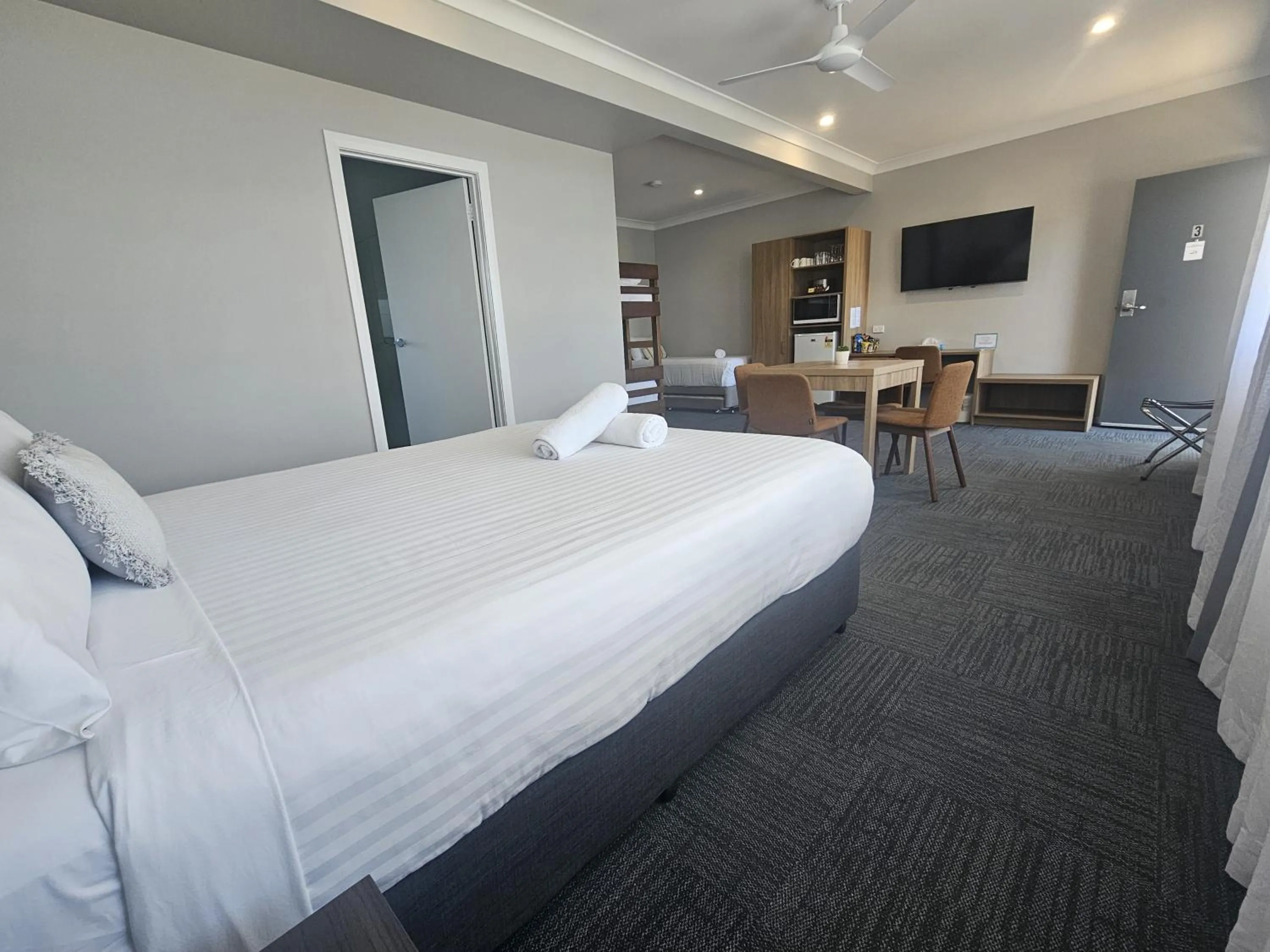 Photo of the whole room, Bed in Hive Hotel, Moruya