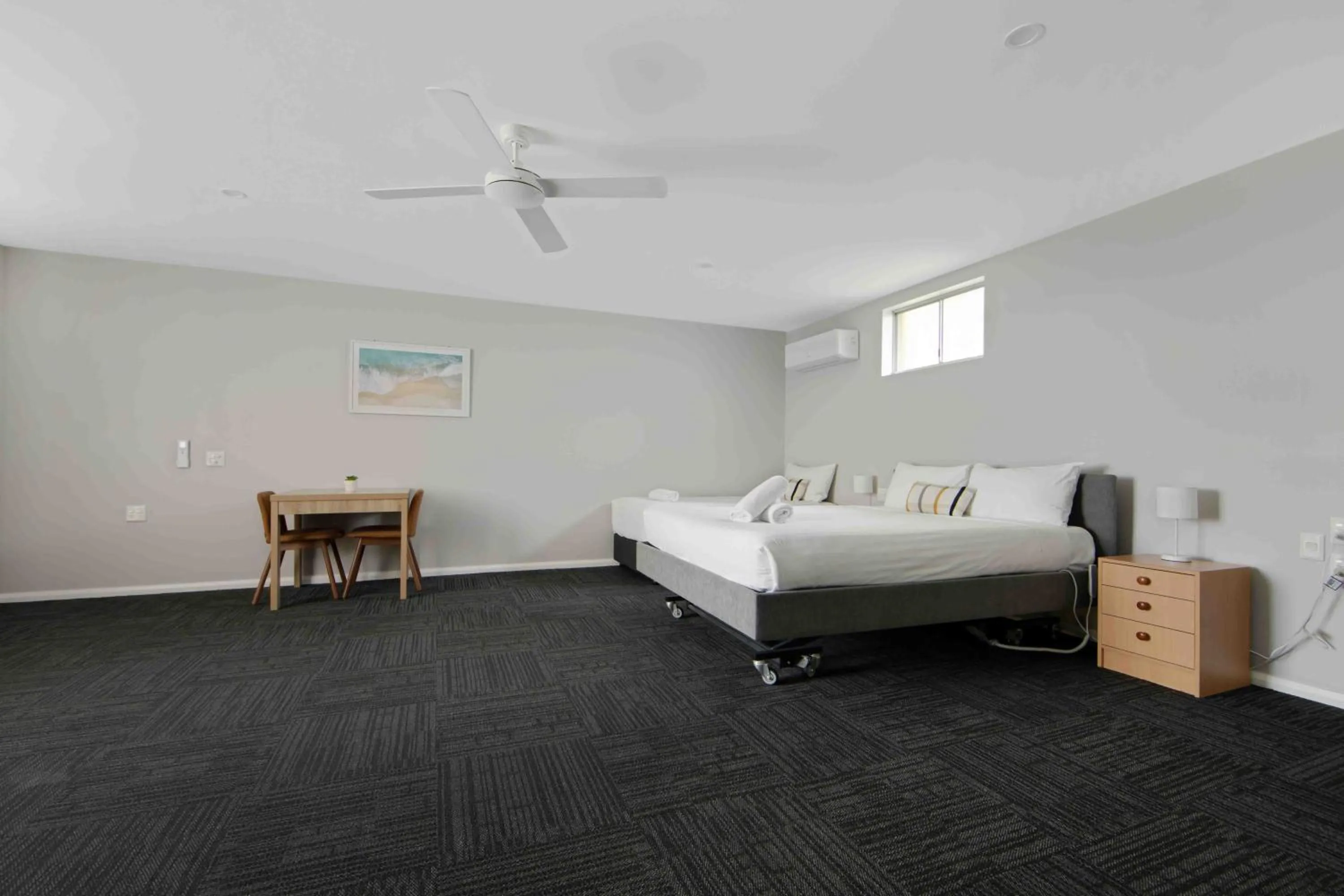 Photo of the whole room, Bed in Hive Hotel, Moruya