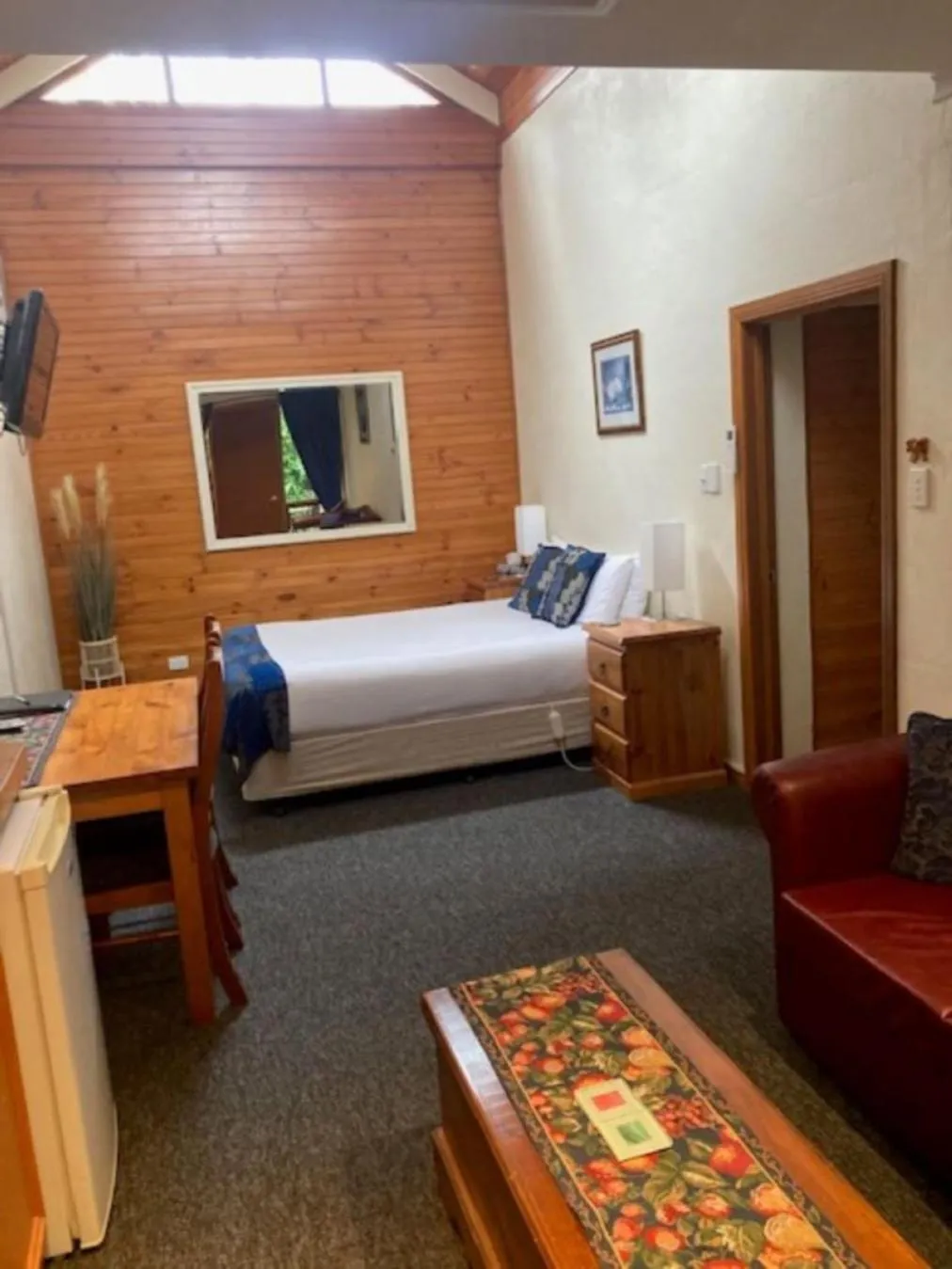Photo of the whole room, Bed in Clarendon Chalets