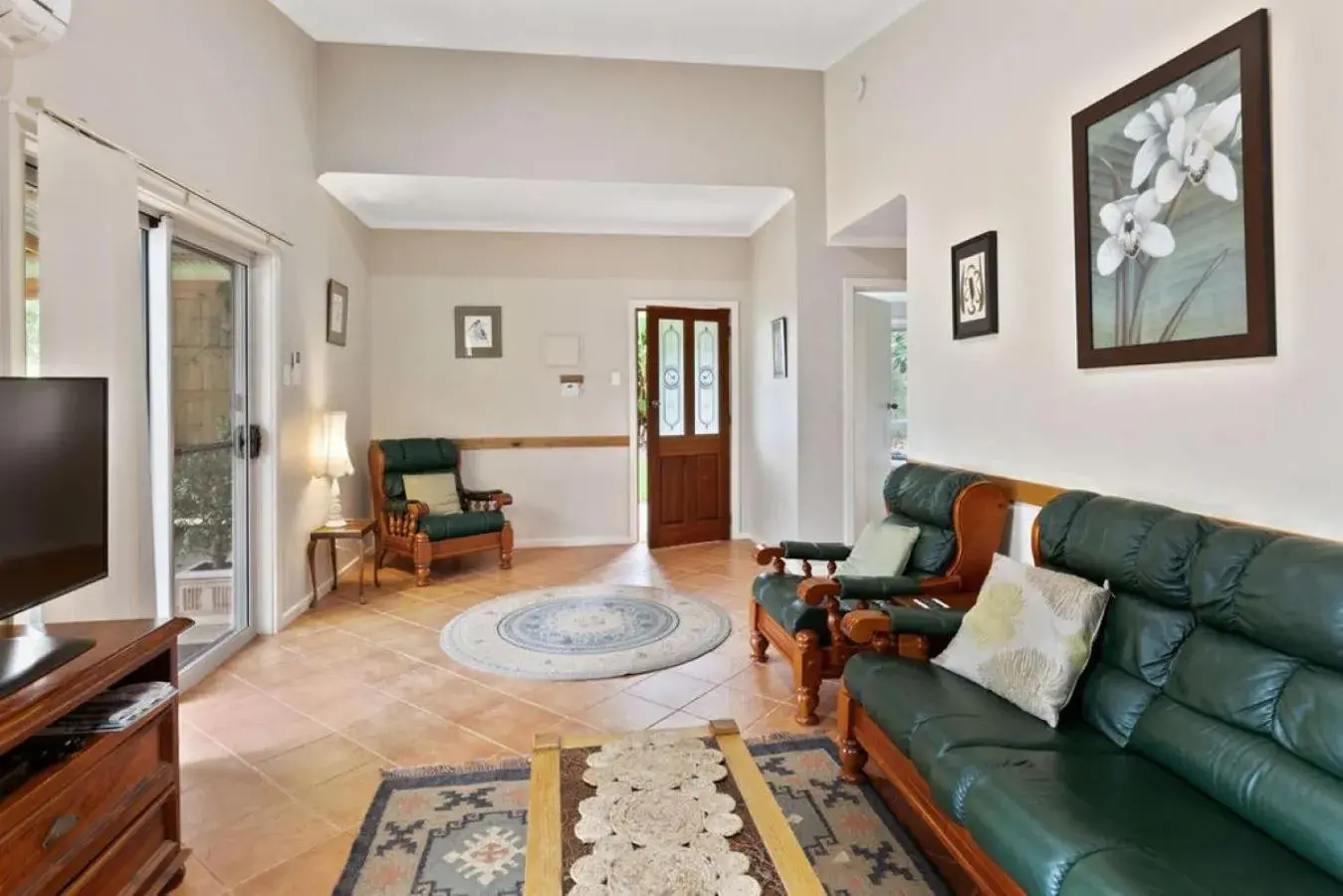 Two-Bedroom Chalet in Clarendon Chalets Two-Bedroom Chalet in Clarendon Chalets