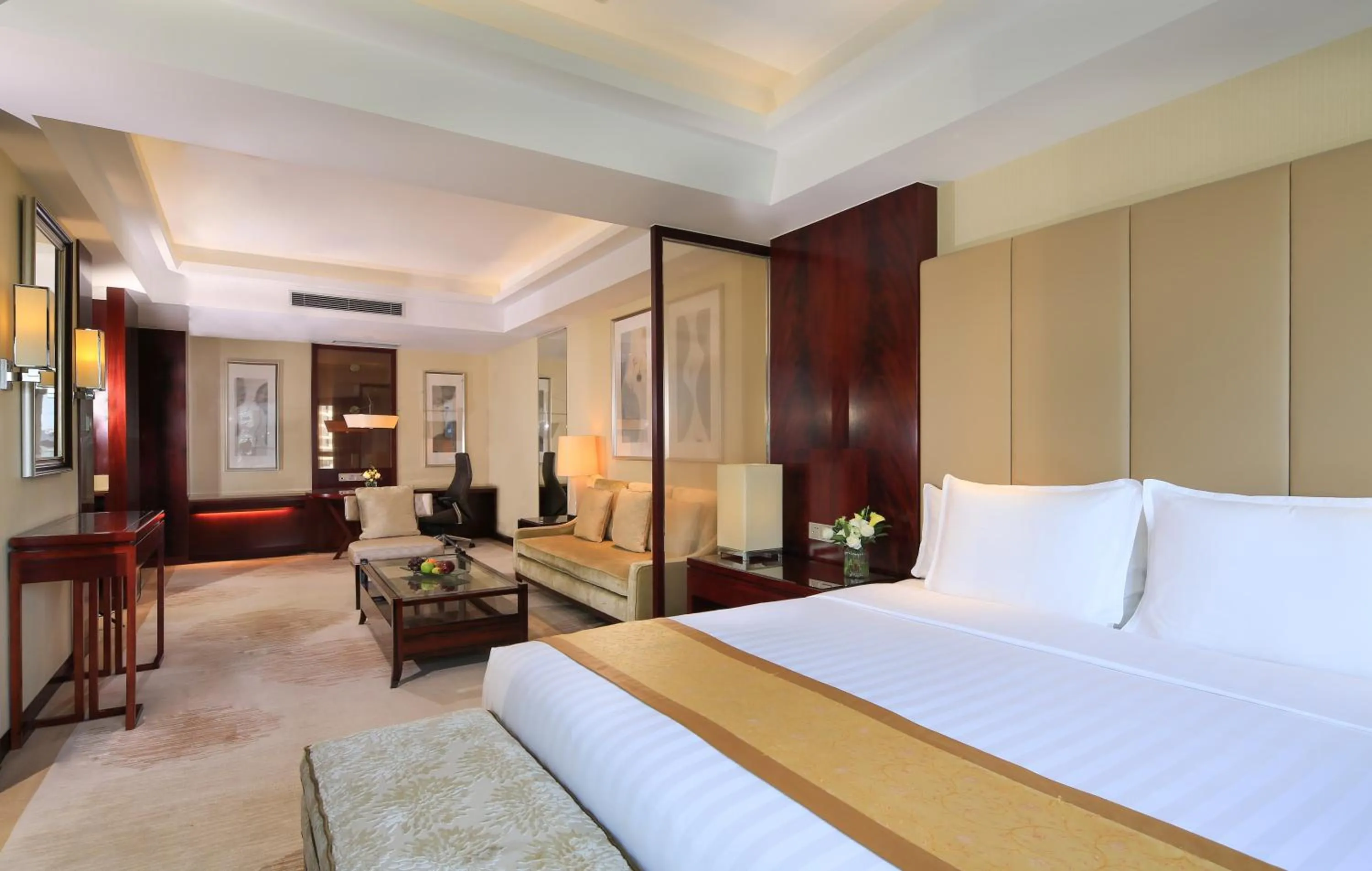 Photo of the whole room, Bed in Pan Pacific Ningbo