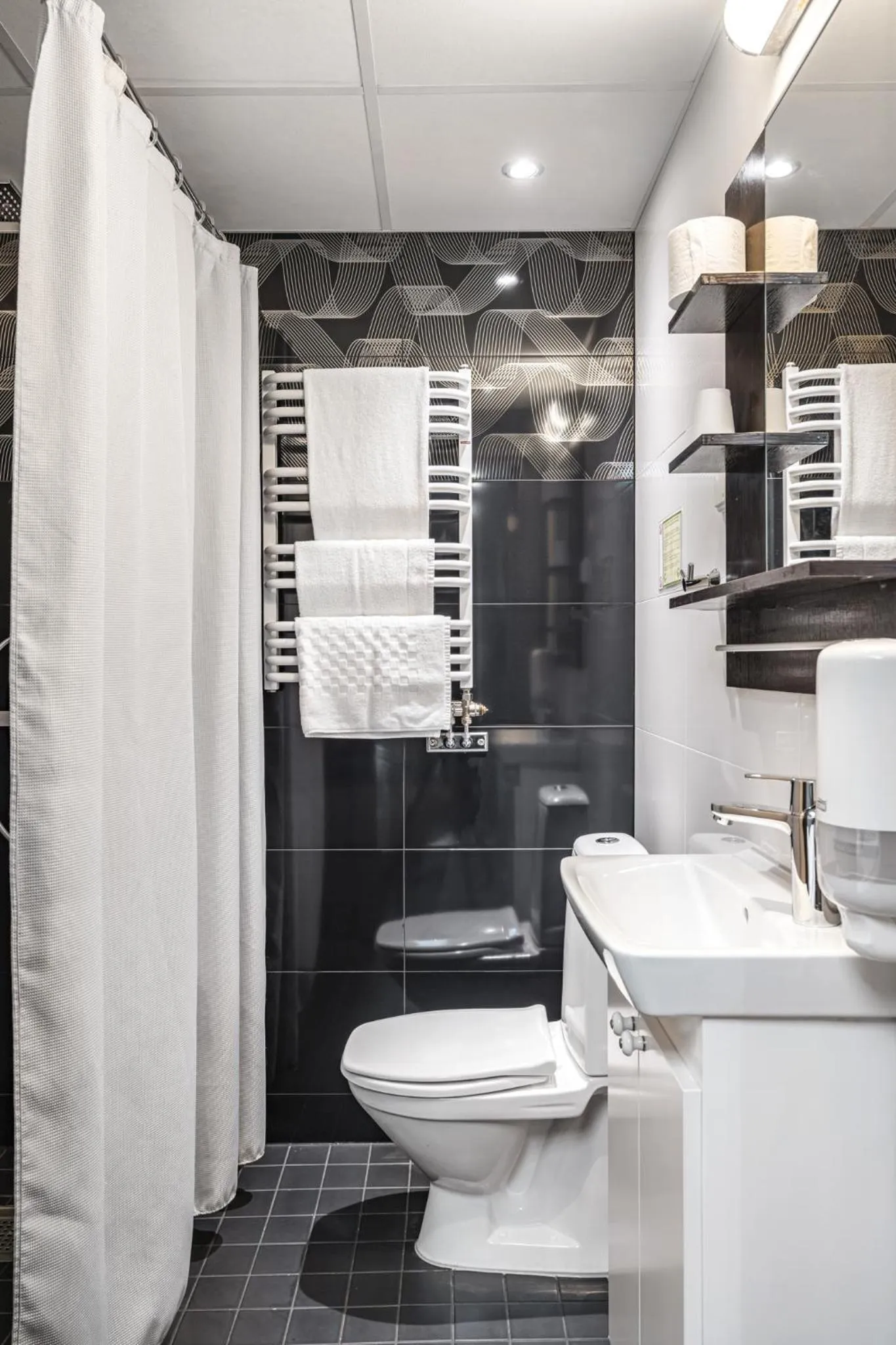 Shower in Stockholm Inn Hotel