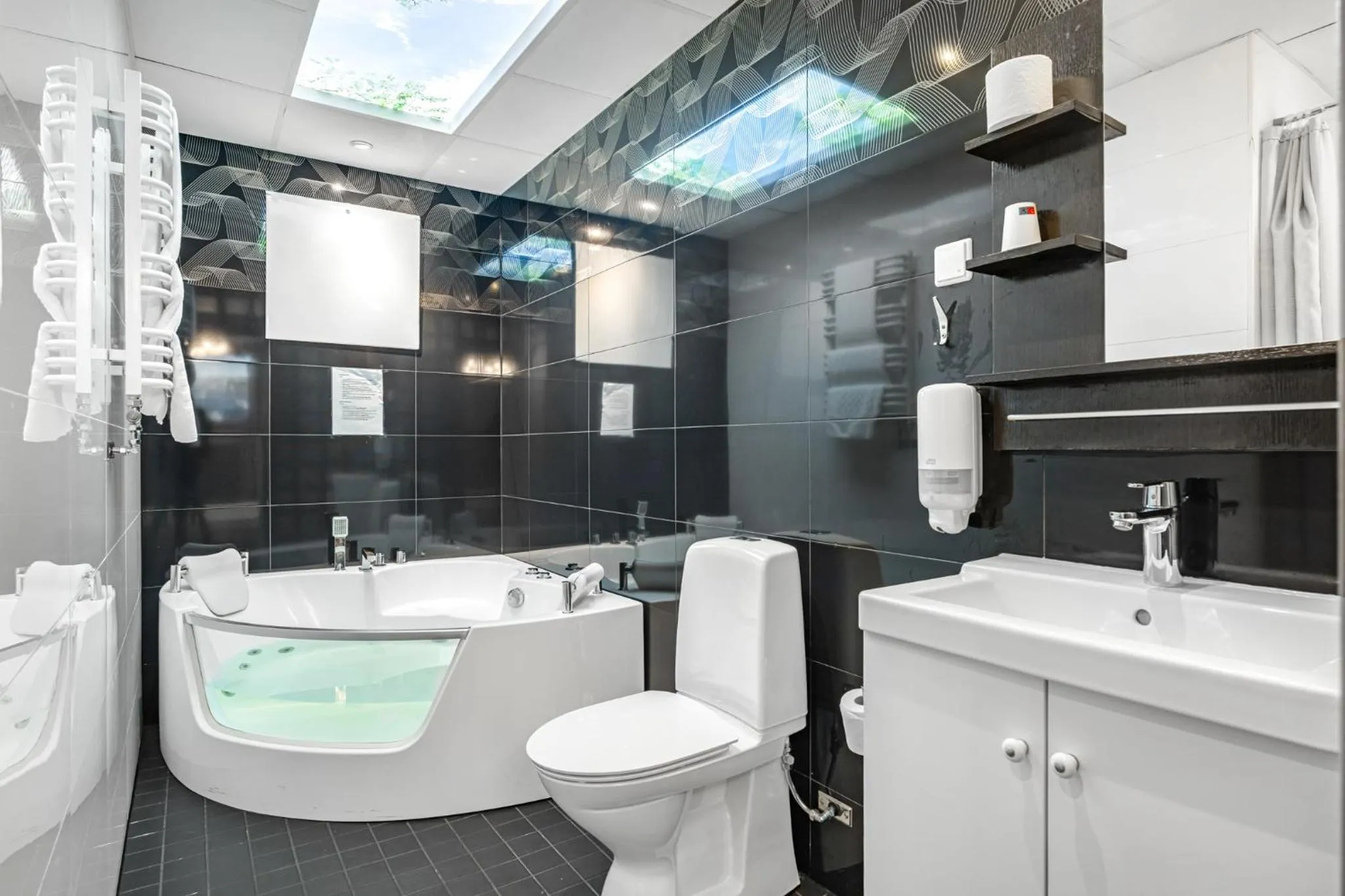 Toilet in Stockholm Inn Hotel