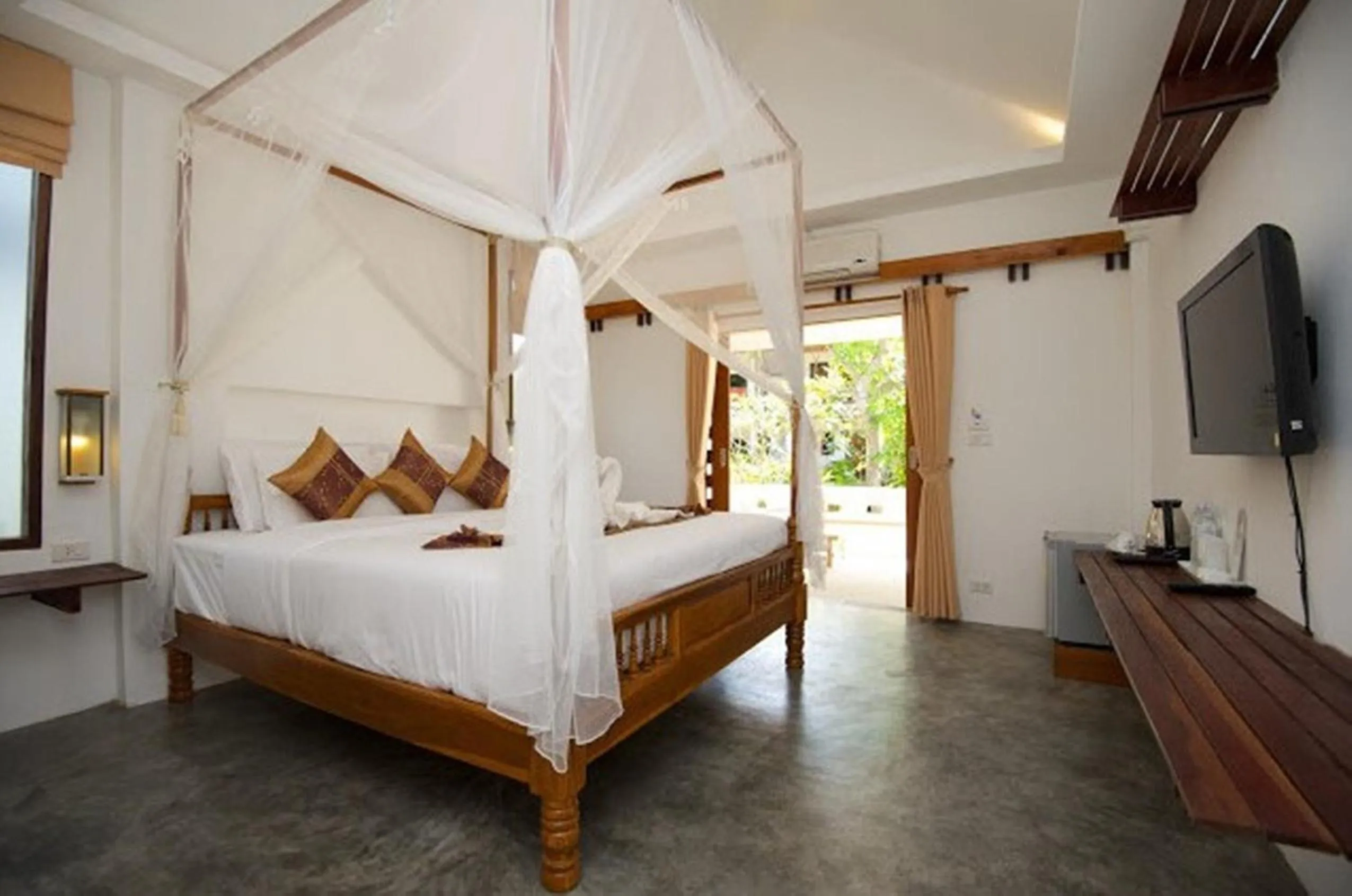 Photo of the whole room, Bed in Fisherman Koh Tao