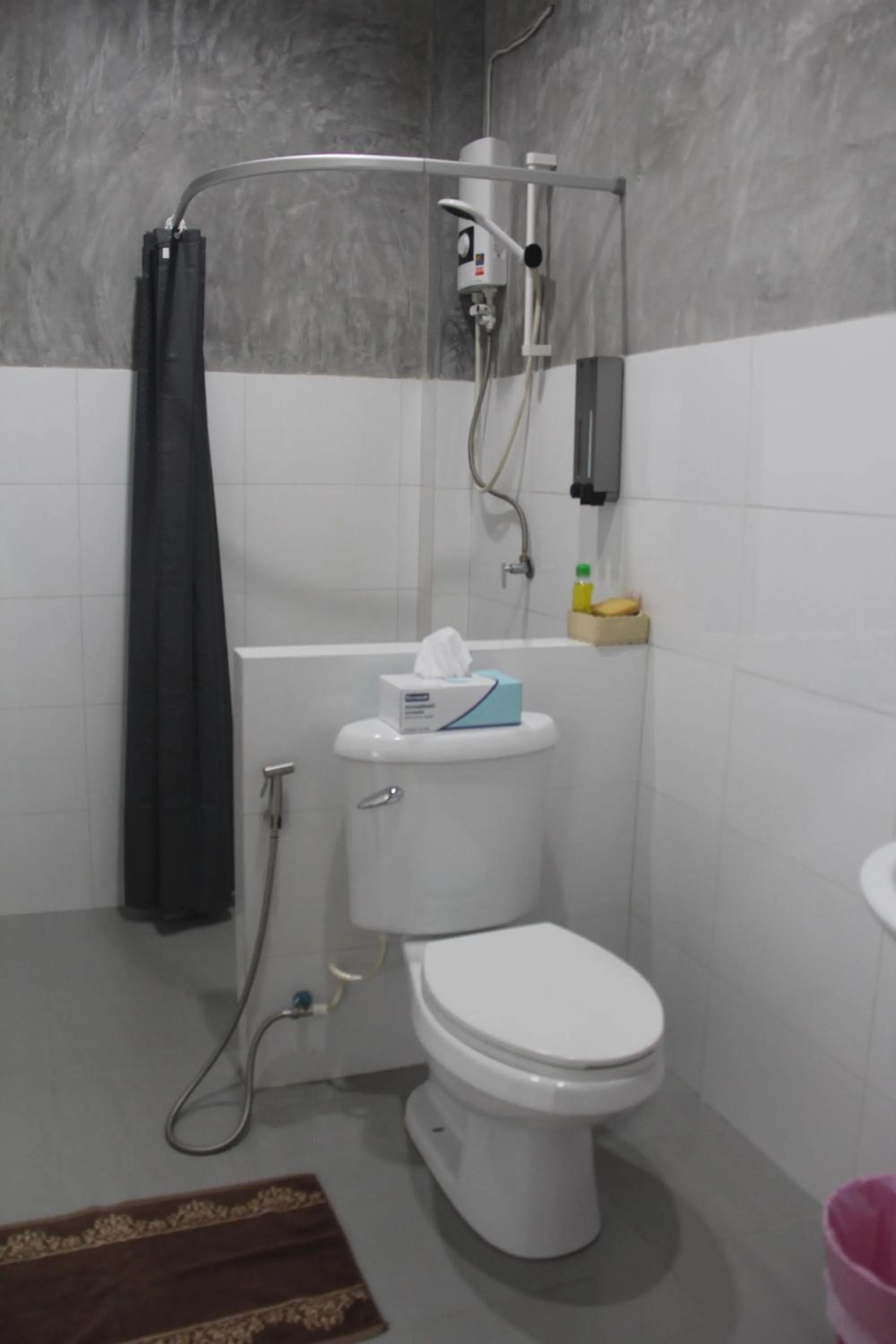 Shower in Yangyai Garden Lodge