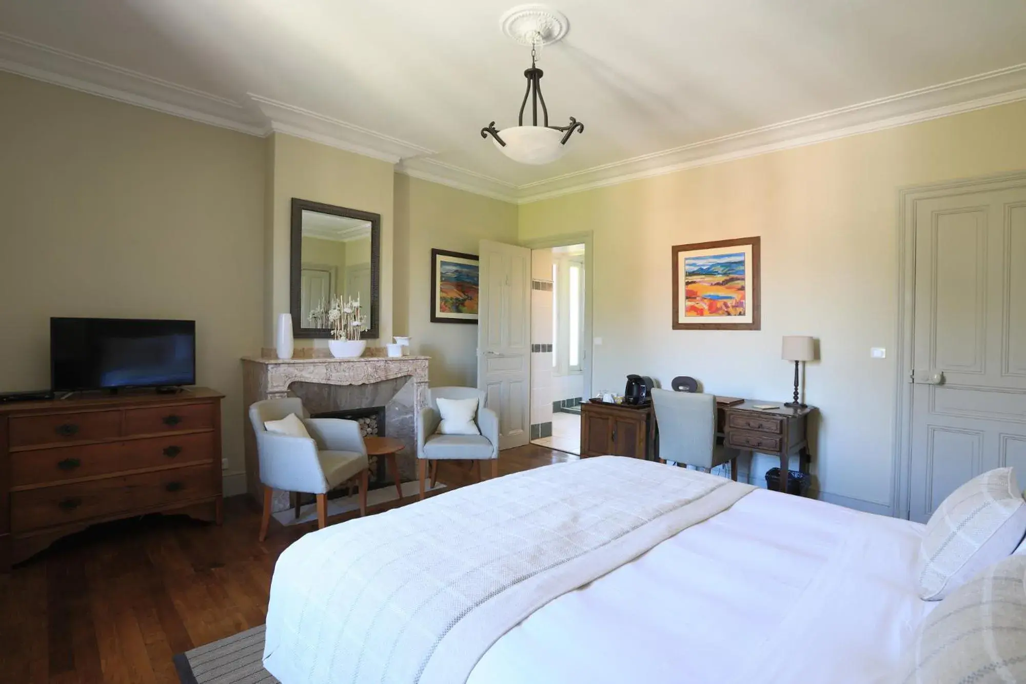 Double Room with Private Bathroom in La Villa de Mazamet Double Room with Private Bathroom in La Villa de Mazamet