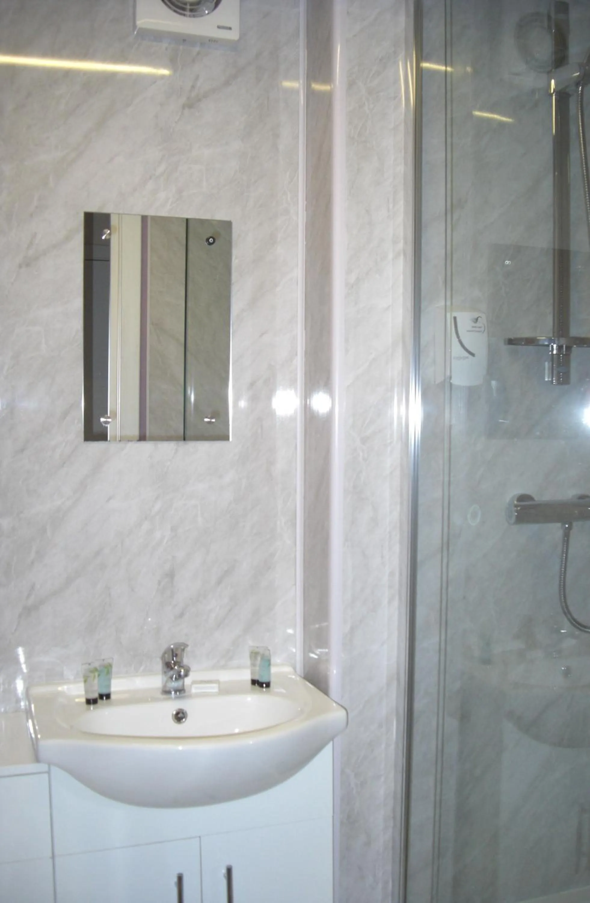 Bathroom in The Breadalbane Arms Room Only Hotel