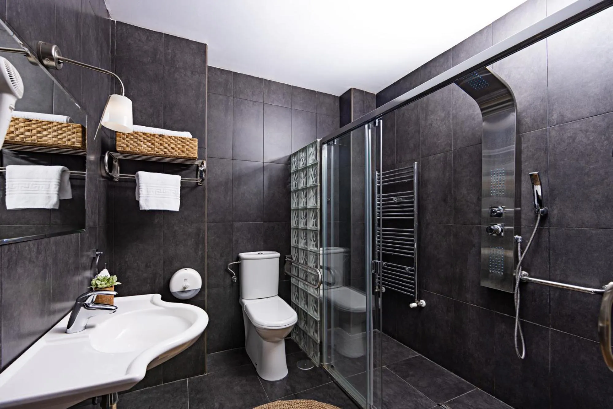 Shower in Eco-Hotel Doña Mayor