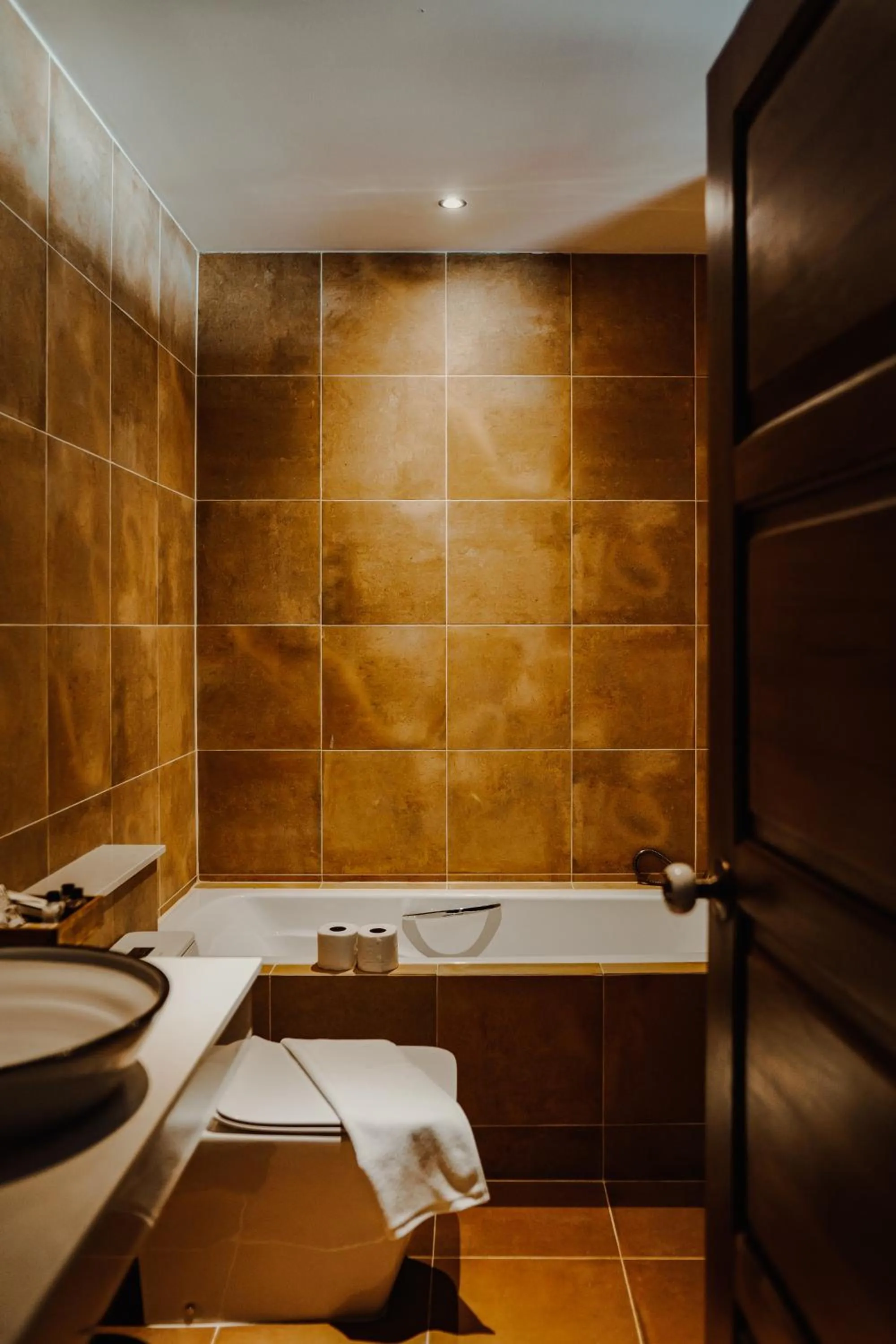 Bathroom in Phor Liang Meun Terracotta Arts