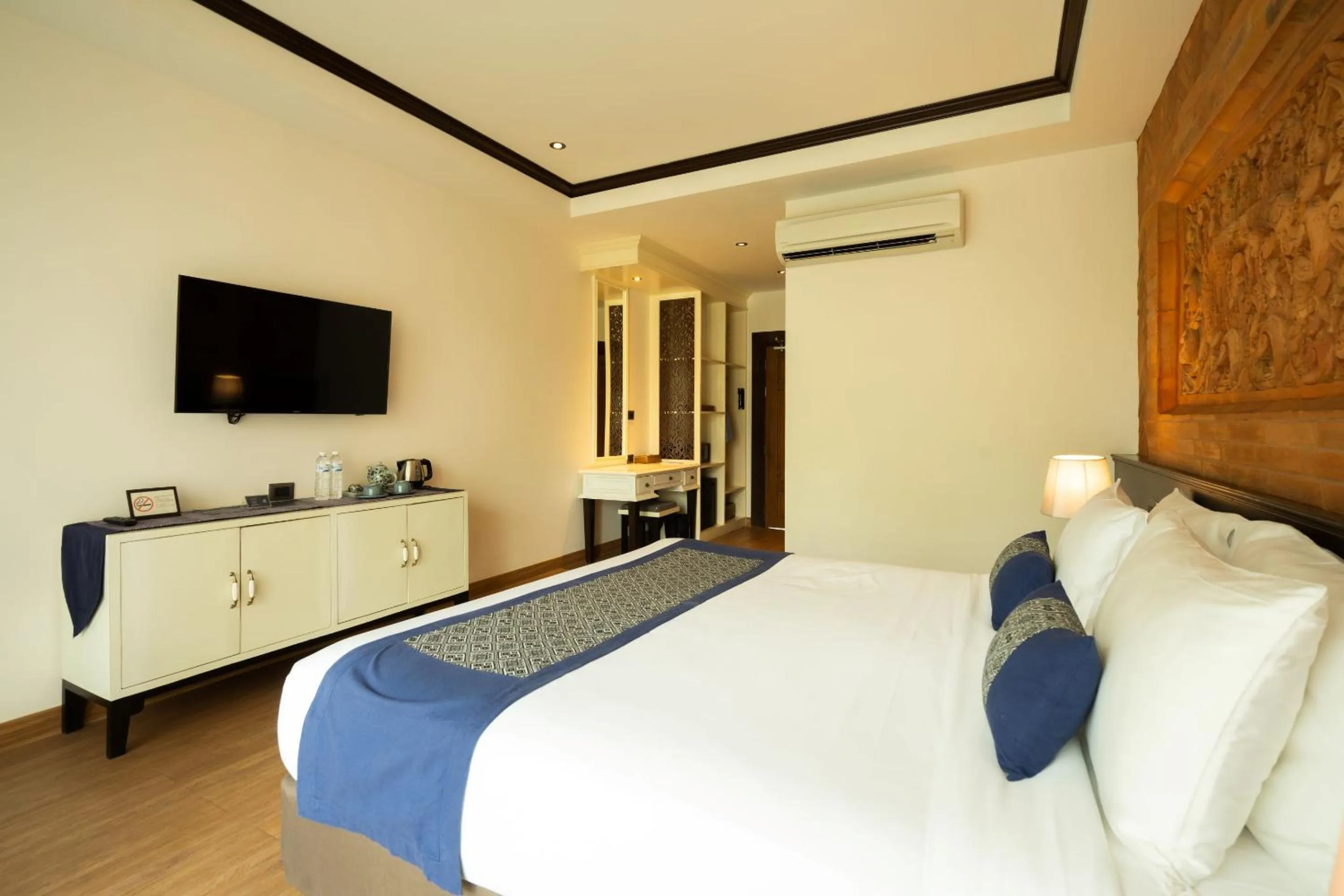 Bedroom, Bed in Phor Liang Meun Terracotta Arts