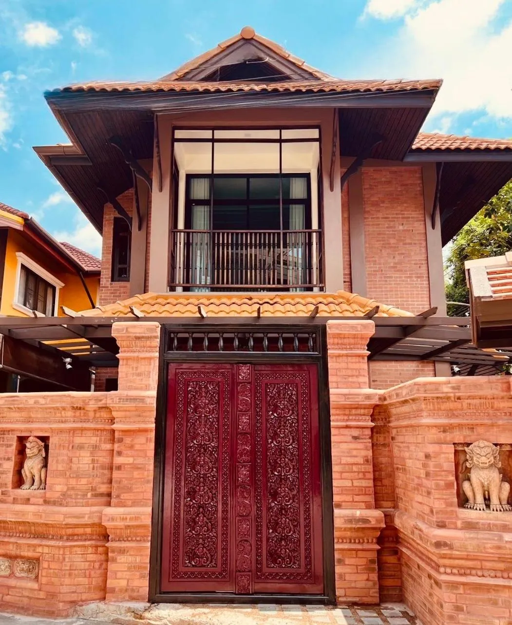 Facade/entrance in Phor Liang Meun Terracotta Arts