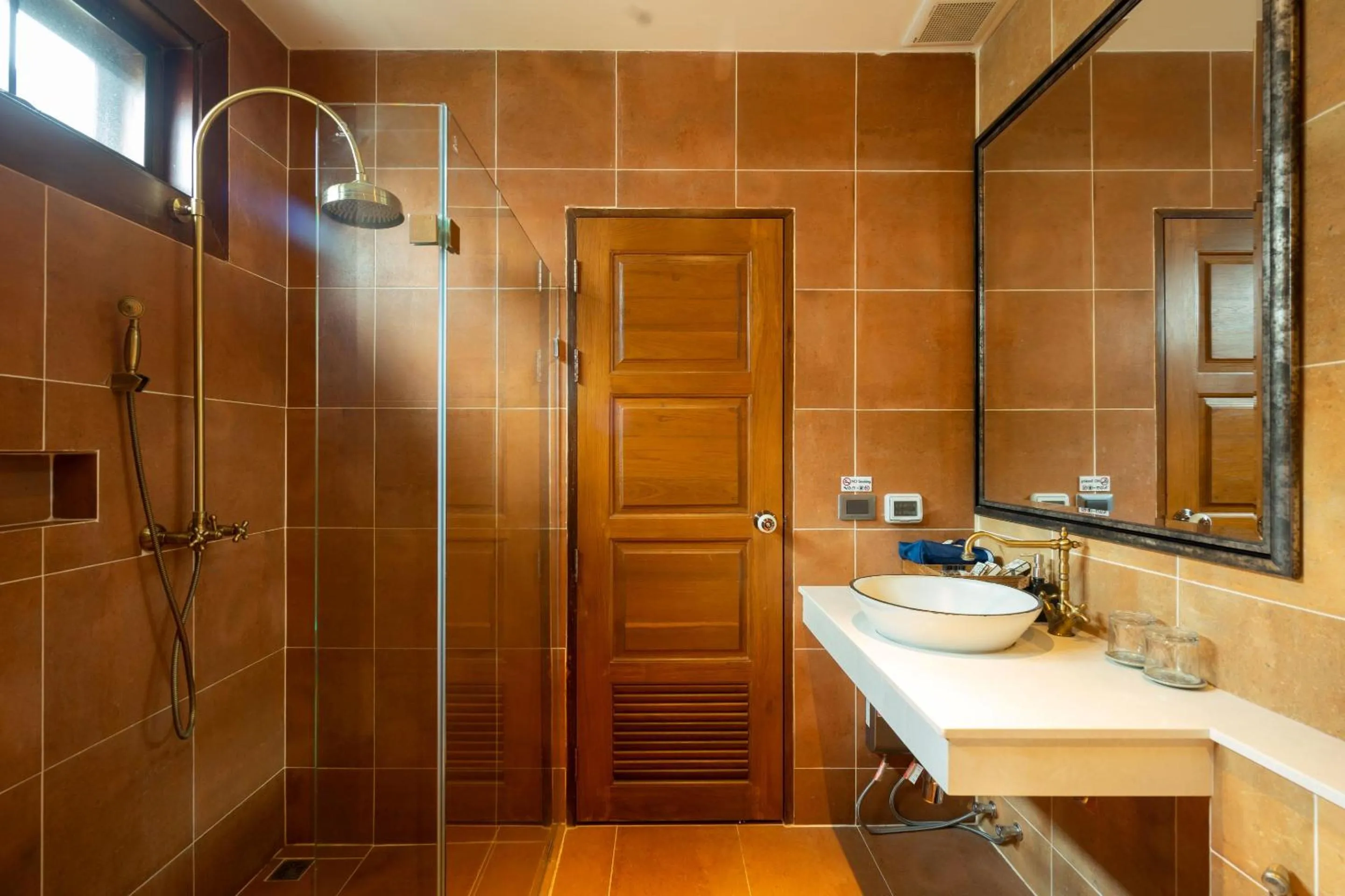 Bathroom in Phor Liang Meun Terracotta Arts