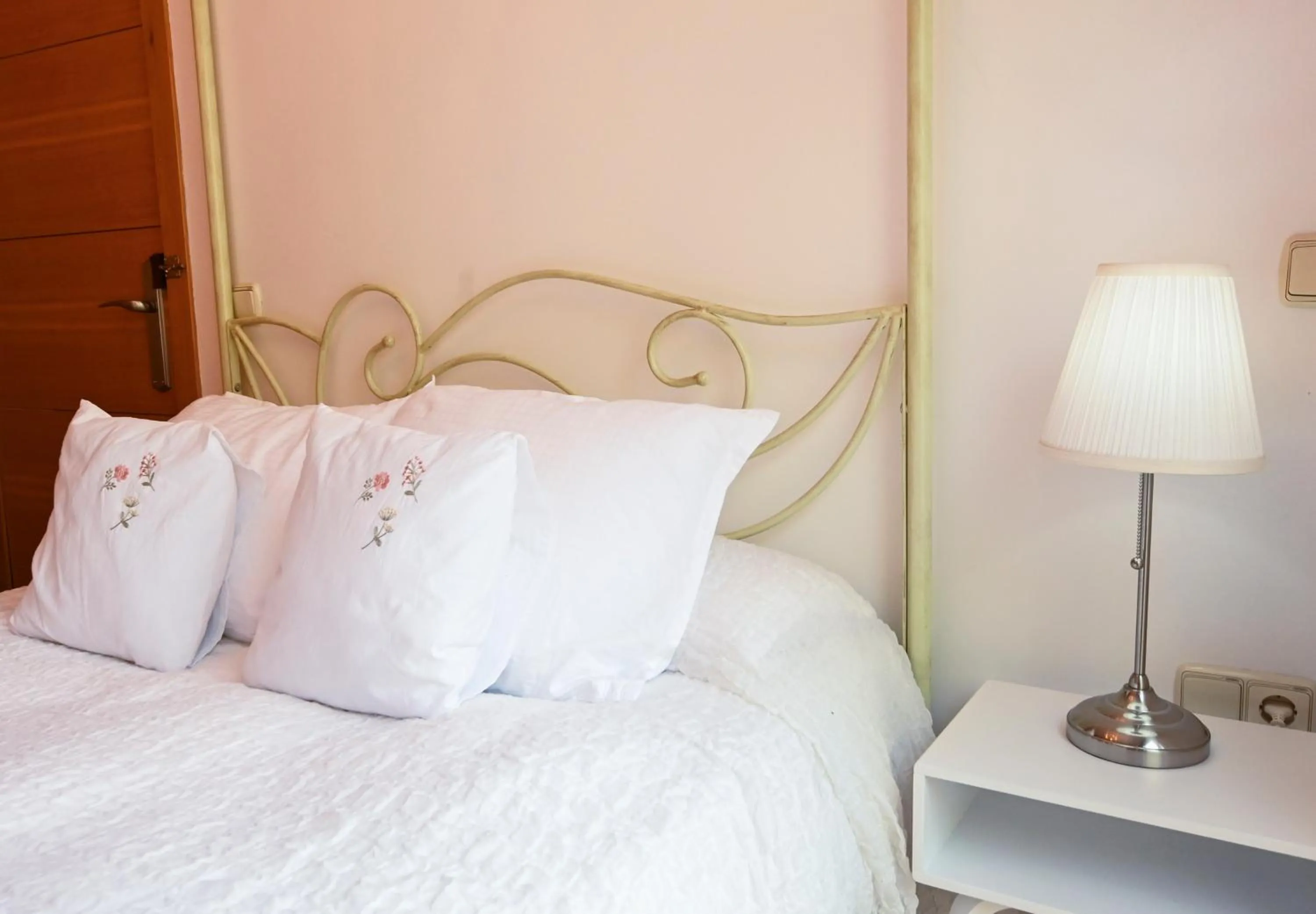 Bedroom, Bed in Villa Alegre Playa Calpe Grupo Terra de Mar, alojamientos con encanto