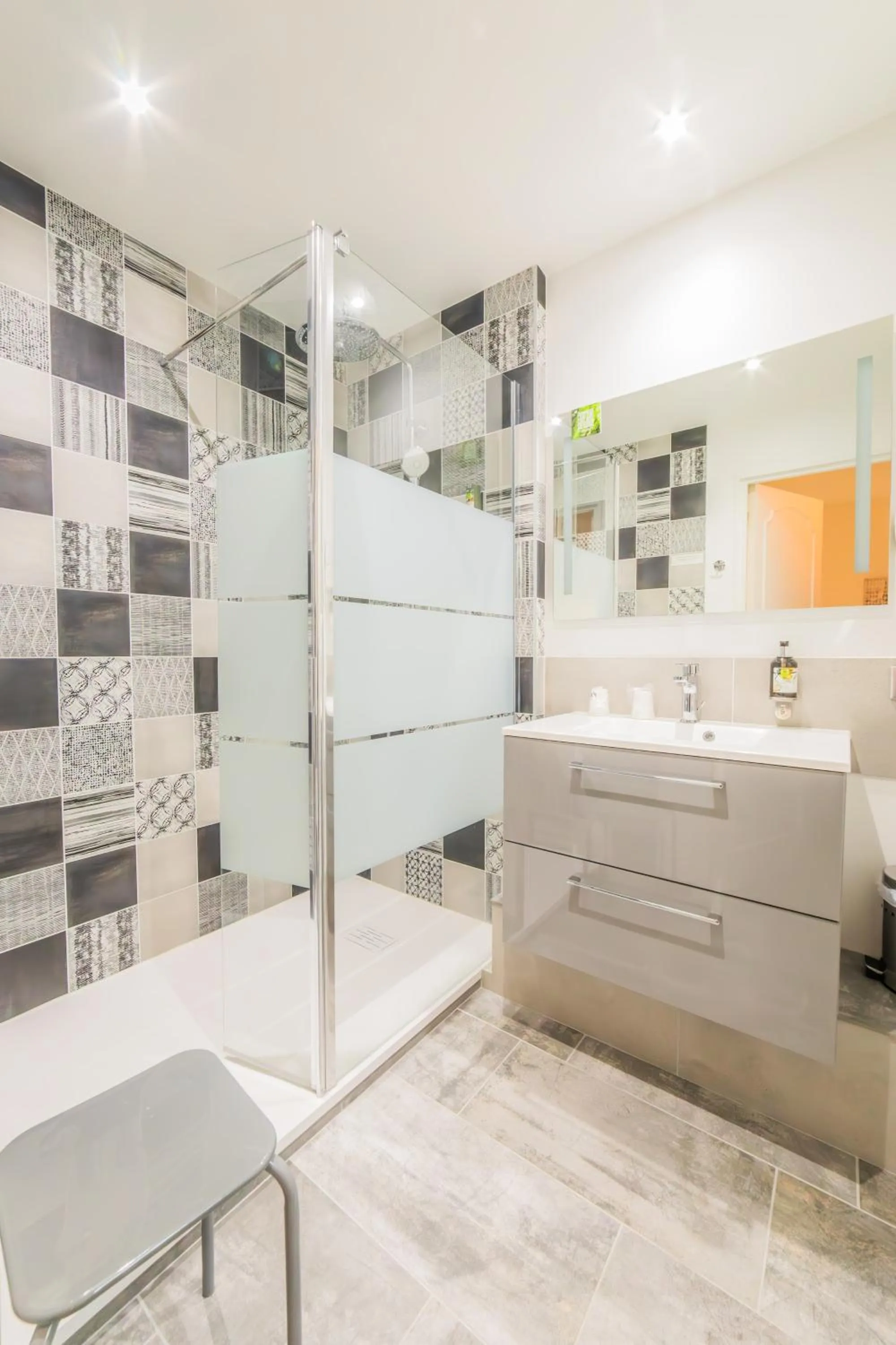 Shower in Logis Hôtel le Relais du Bas Limousin