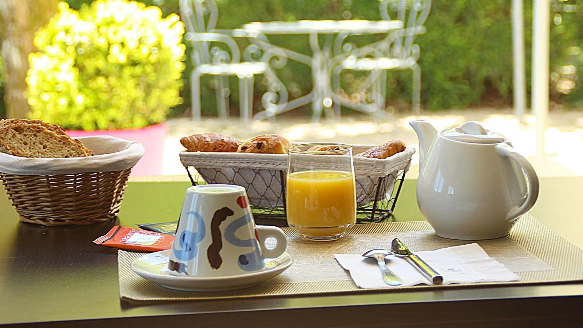 Food and drinks in Logis Hôtel le Relais du Bas Limousin