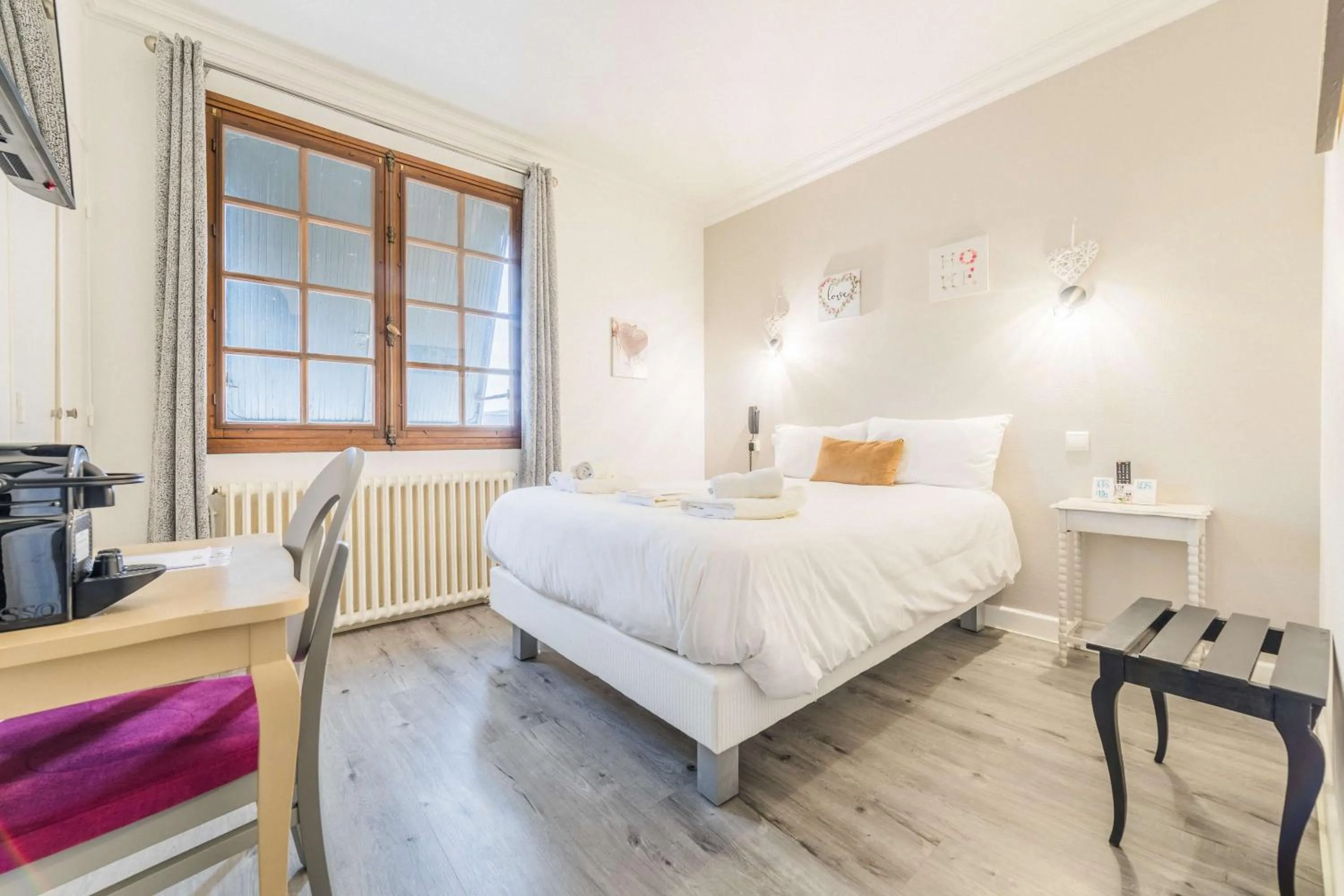 Bed in Logis Hôtel le Relais du Bas Limousin