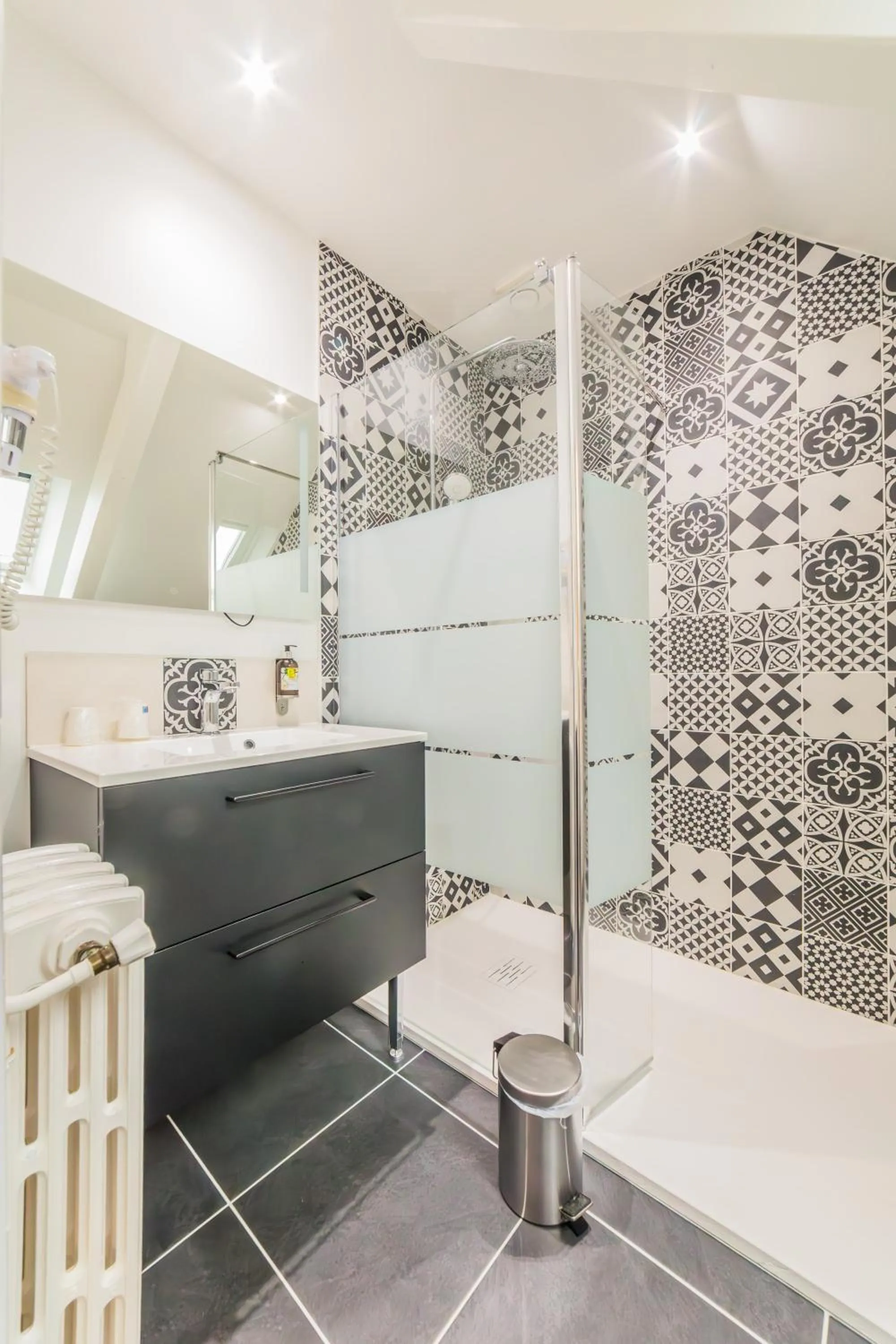 Shower in Logis Hôtel le Relais du Bas Limousin