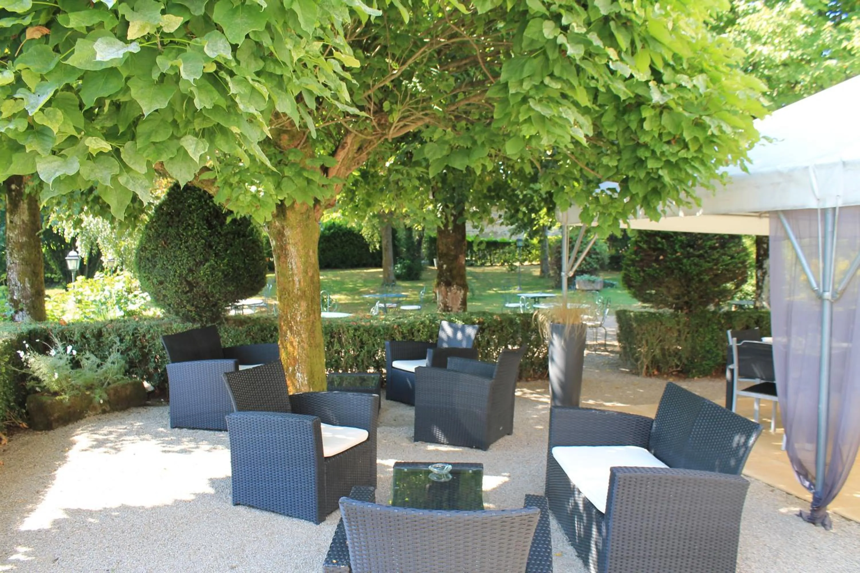 Patio in Logis Hôtel le Relais du Bas Limousin
