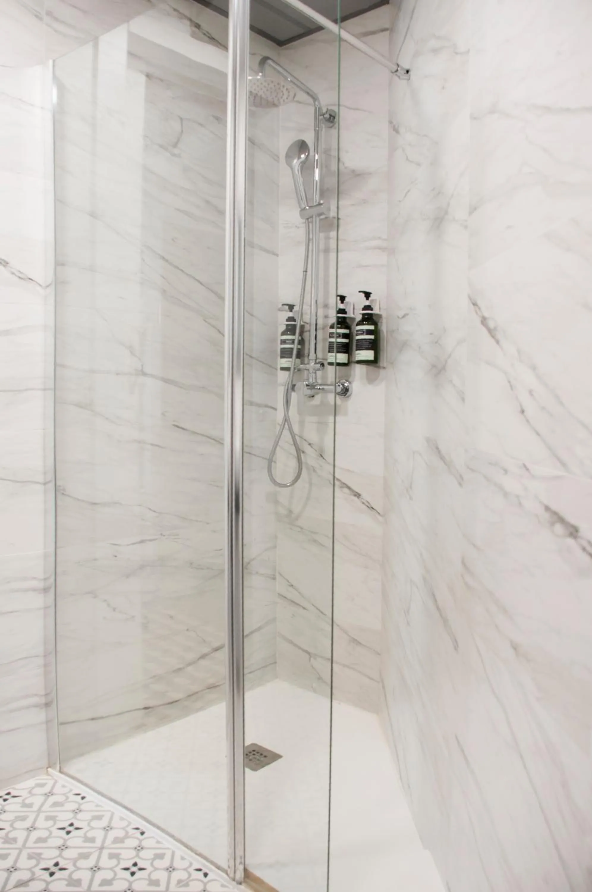 Shower in Valencia Apartamentos Goya