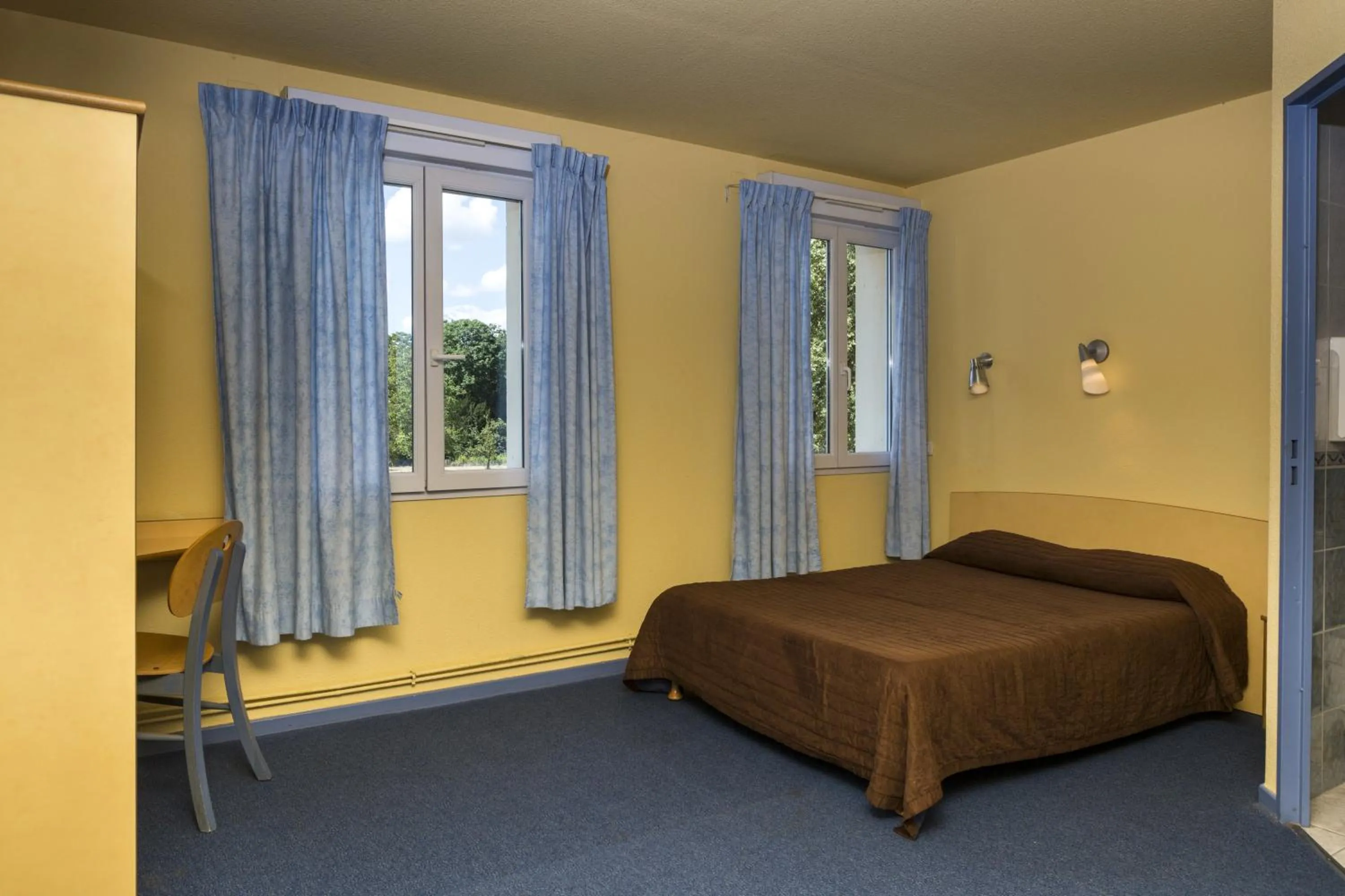 Bedroom, Bed in Hôtel & Résidence Avermes